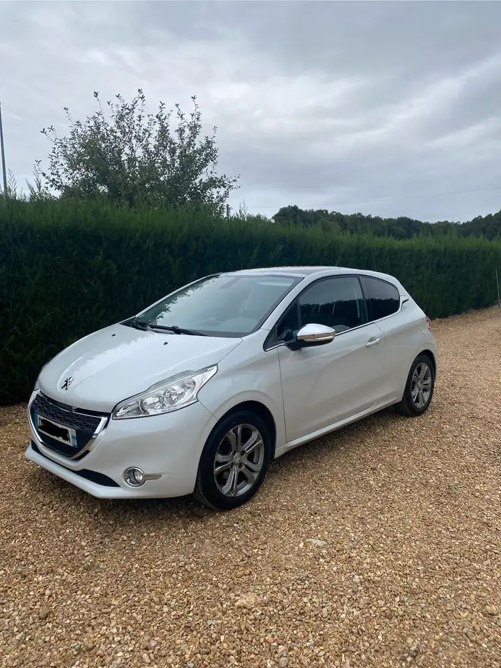 Peugeot 208 1.6 e-HDi 92ch BVM5 Allure
