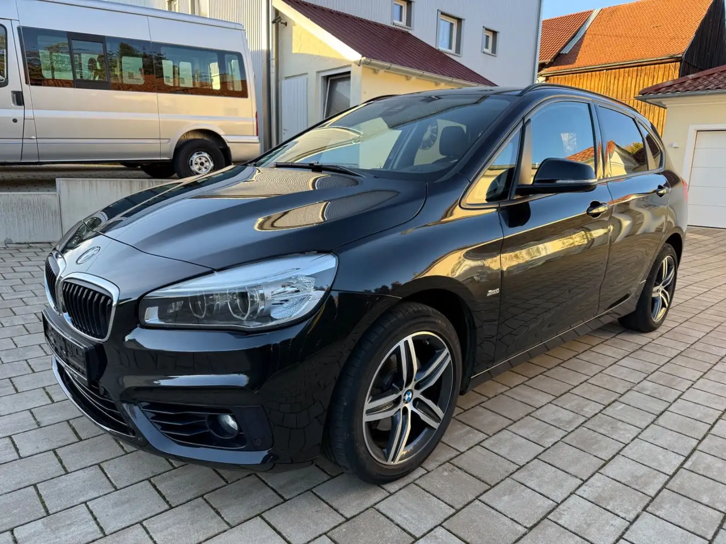 BMW 218 Sport Line NAVI KAMERA SHZ Zwart - 1