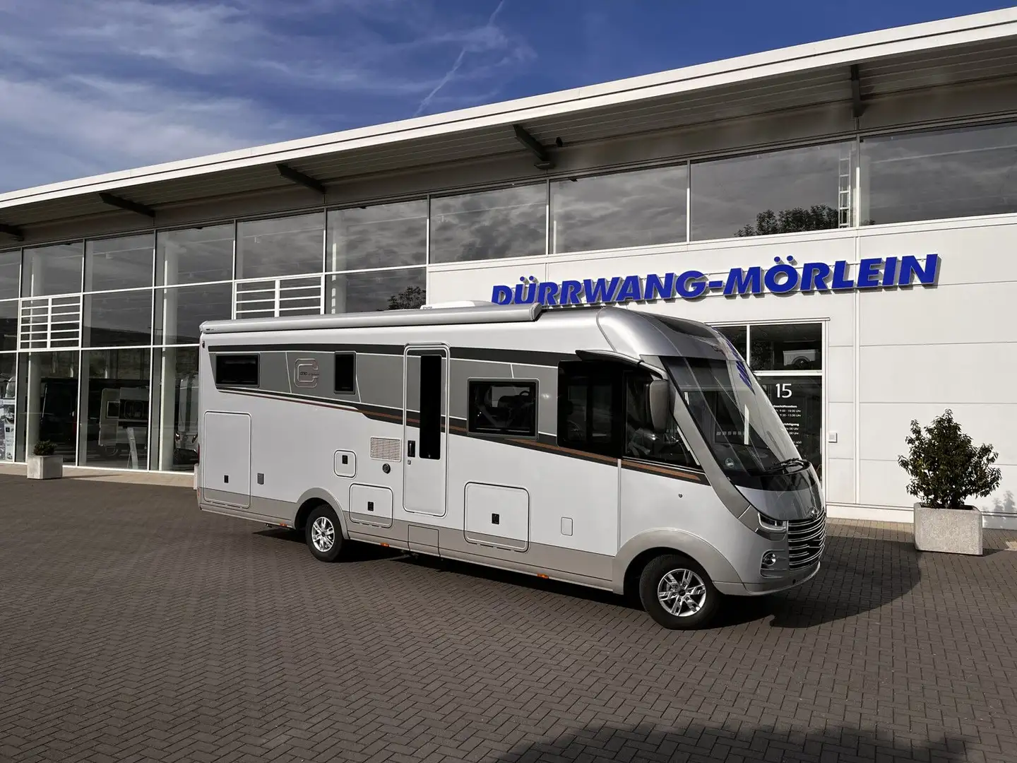 Carthago chic s-plus I 61 XL LE Iveco Silber - 1