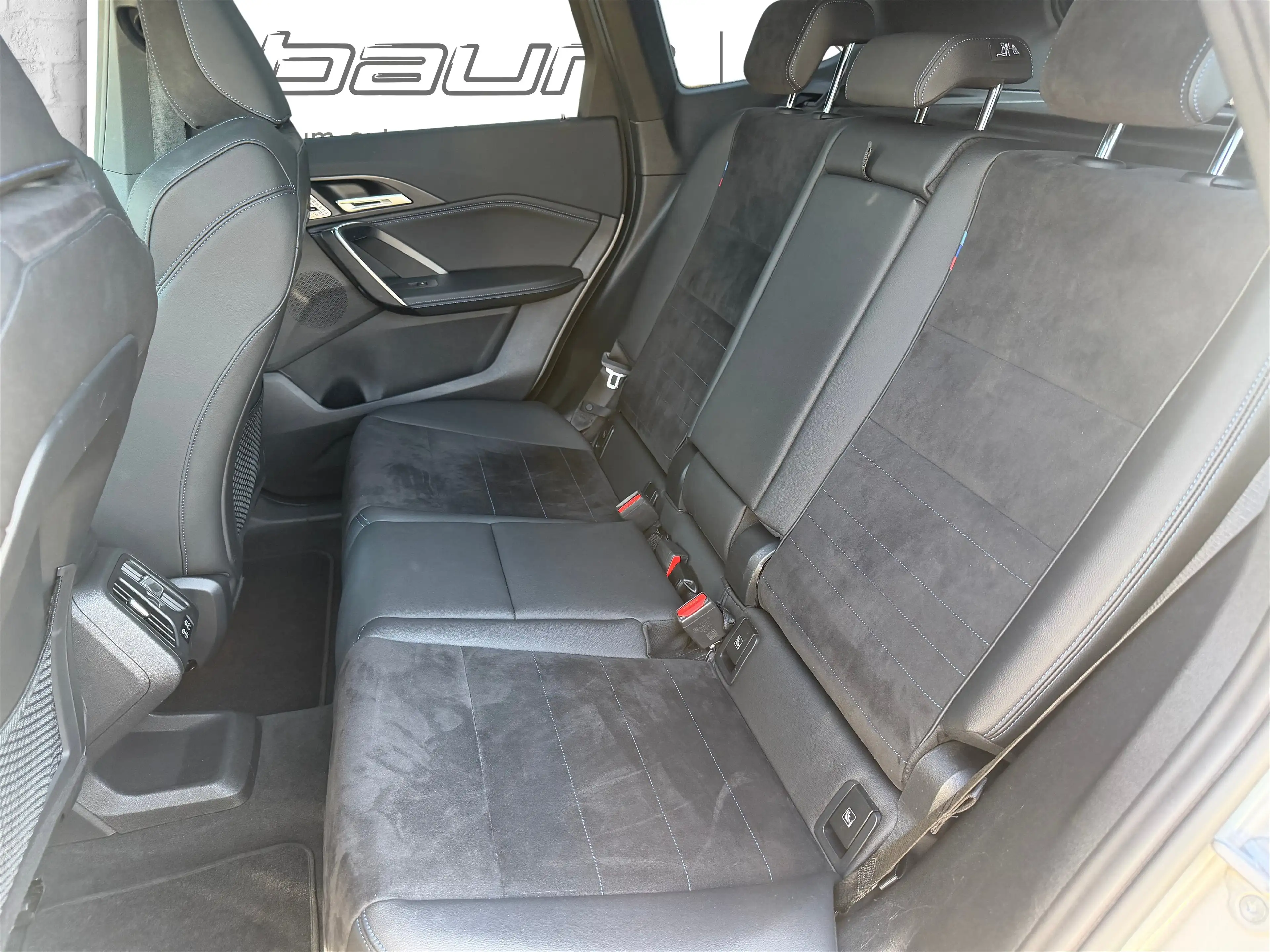 BMW iX1 xDrive30 — photo 9