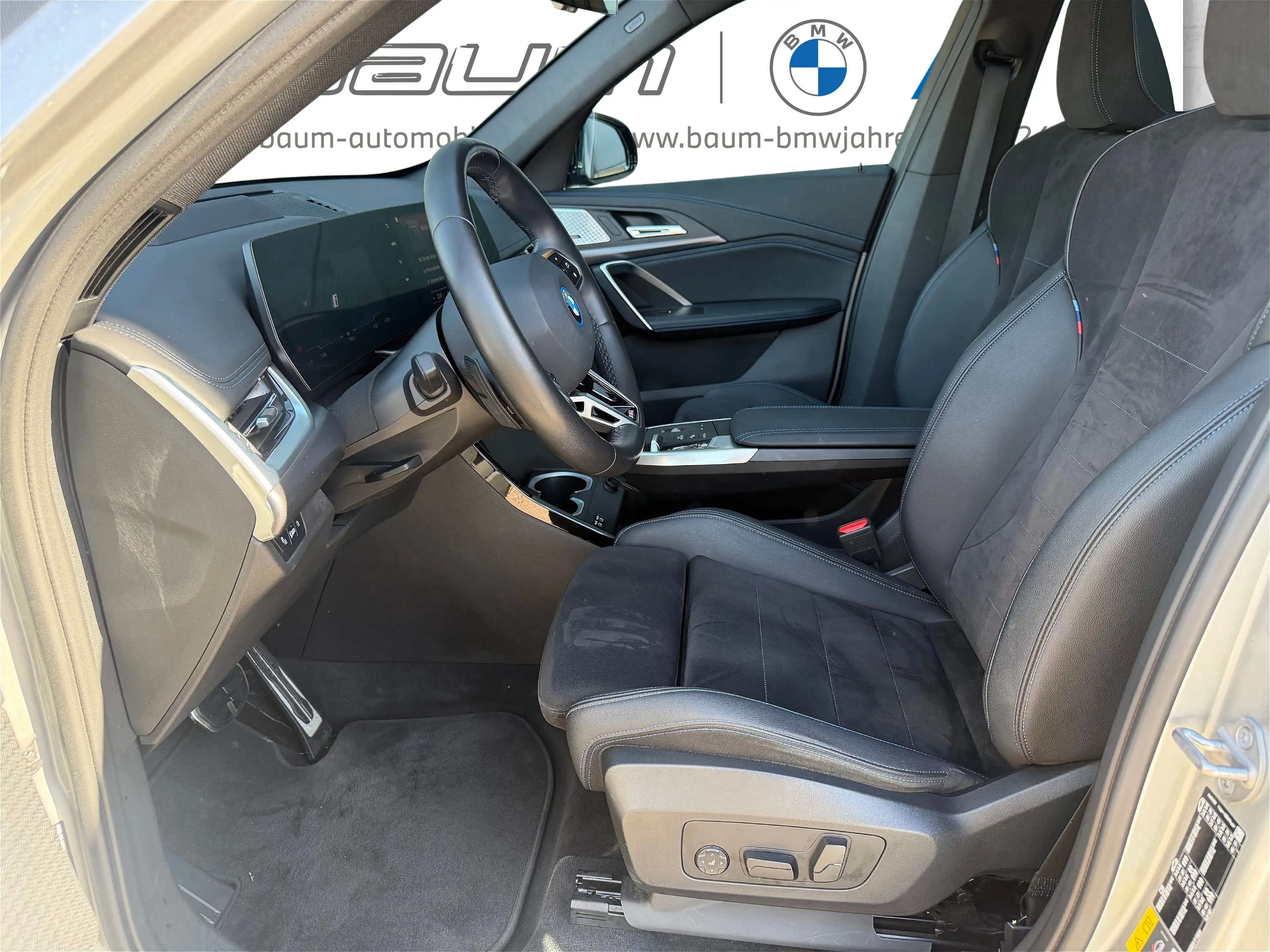BMW iX1 xDrive30 — photo 12