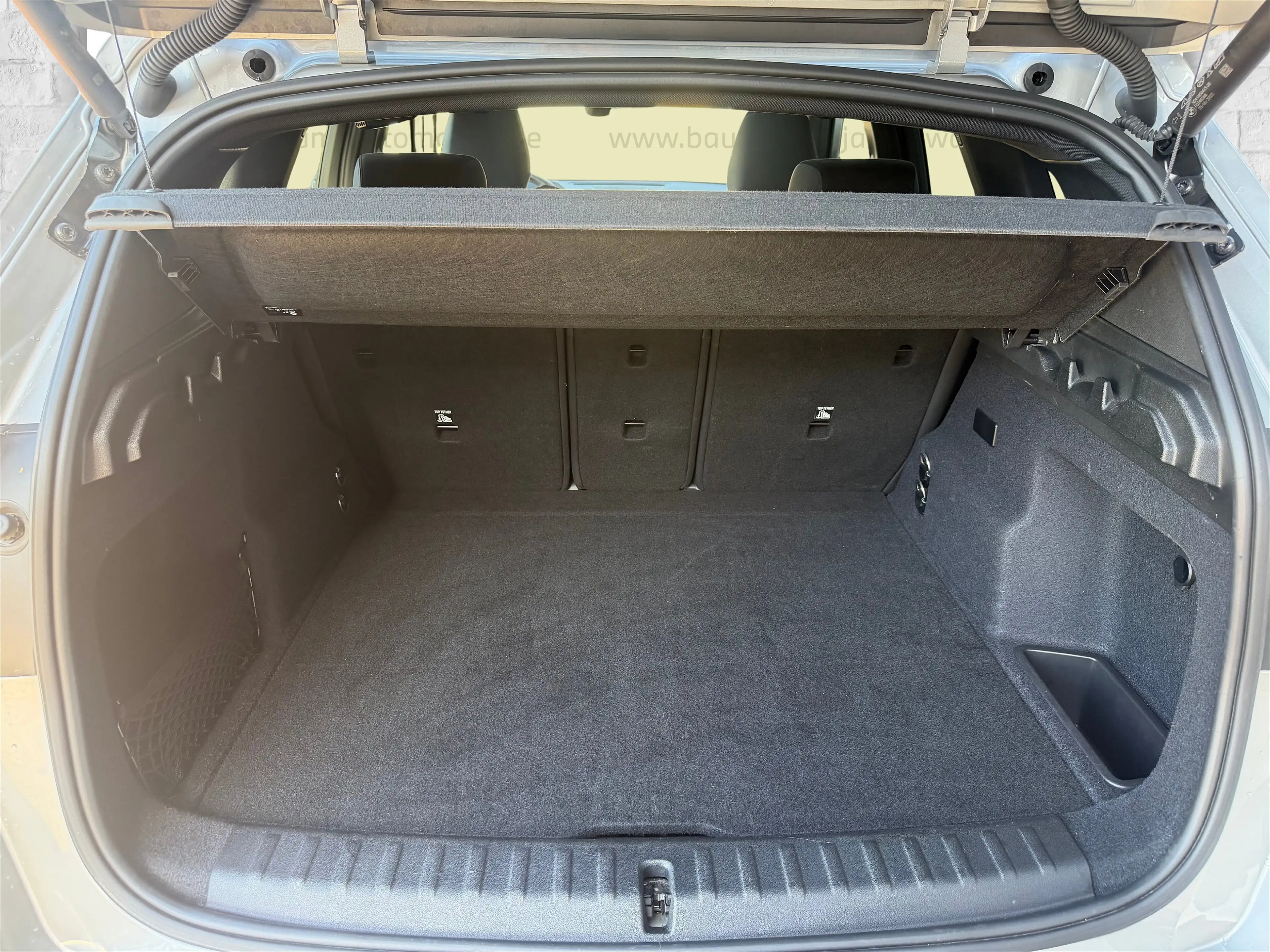 BMW iX1 xDrive30 — photo 8