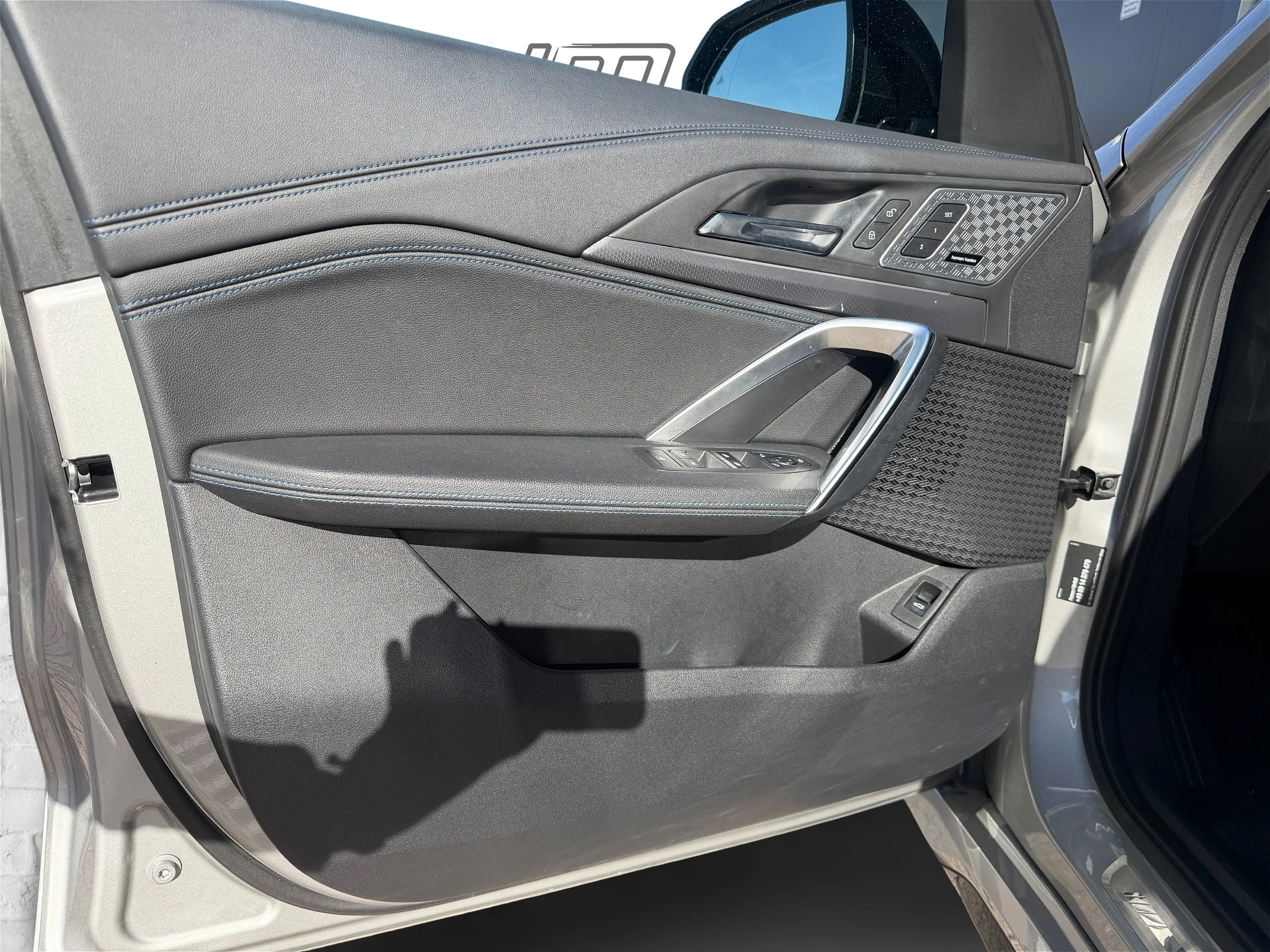 BMW iX1 xDrive30 — photo 13