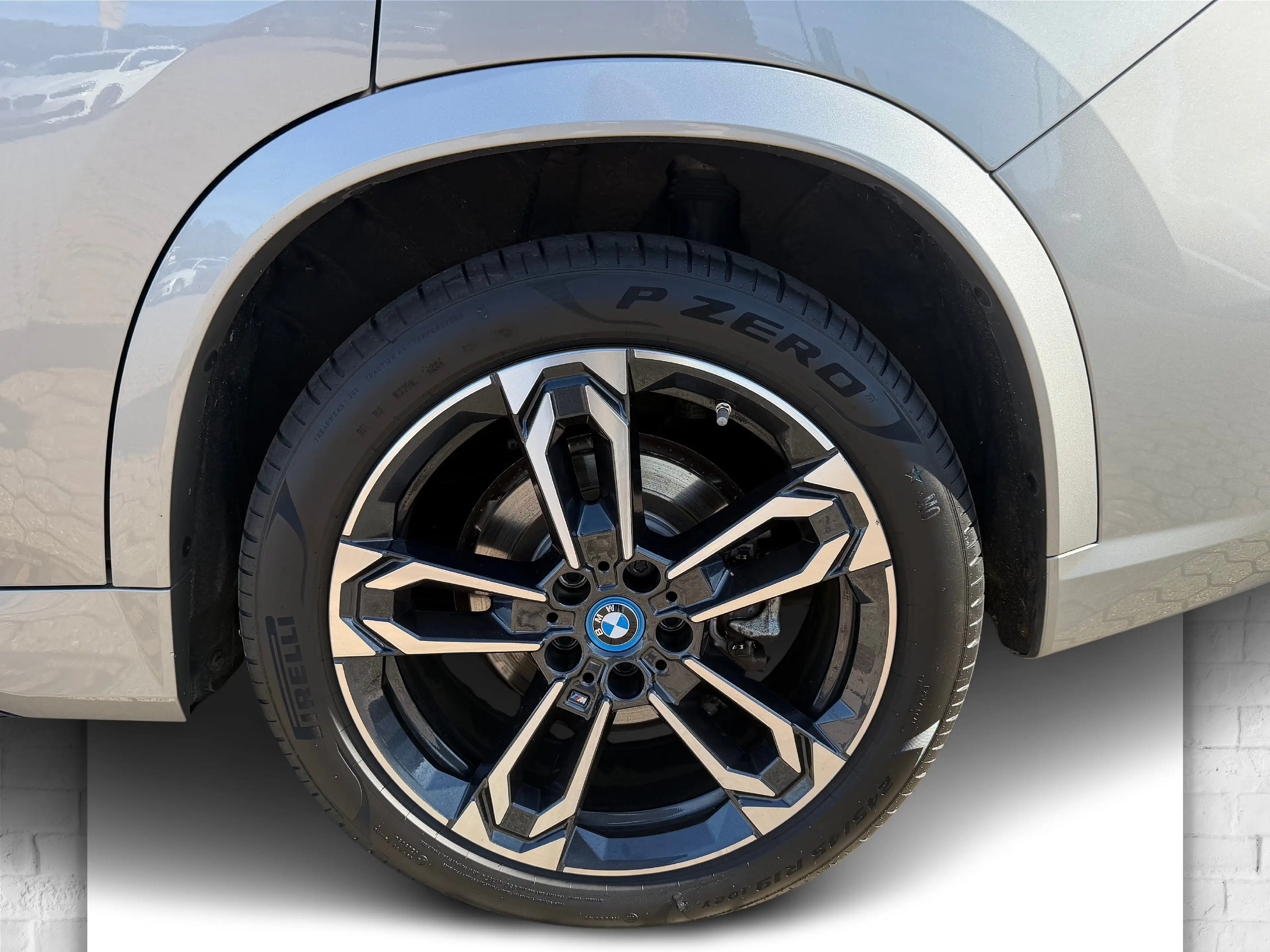BMW iX1 xDrive30 — photo 4