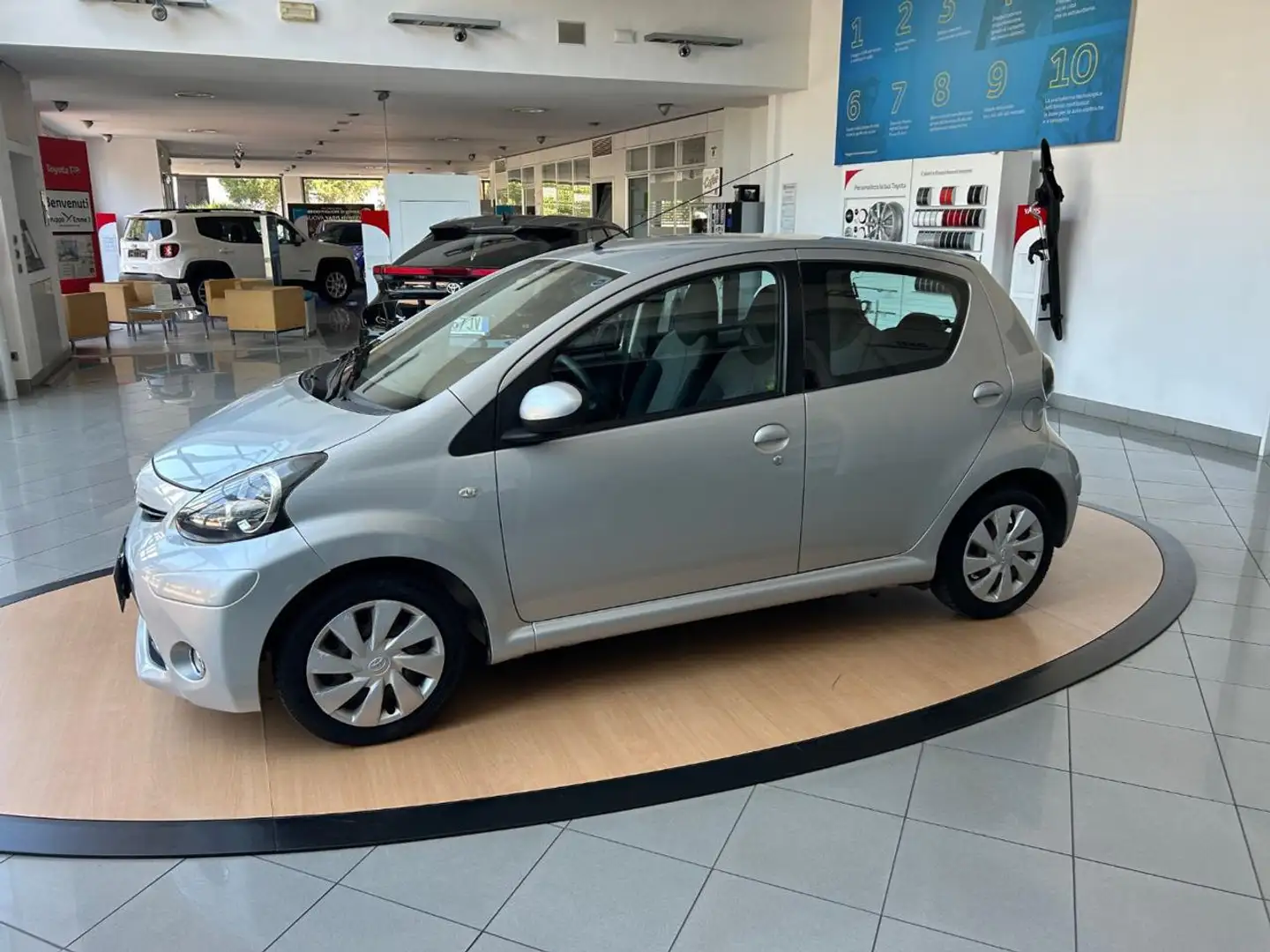 Toyota Aygo 1.0 12V VVT-i 5 porte Active Connect Argento - 2