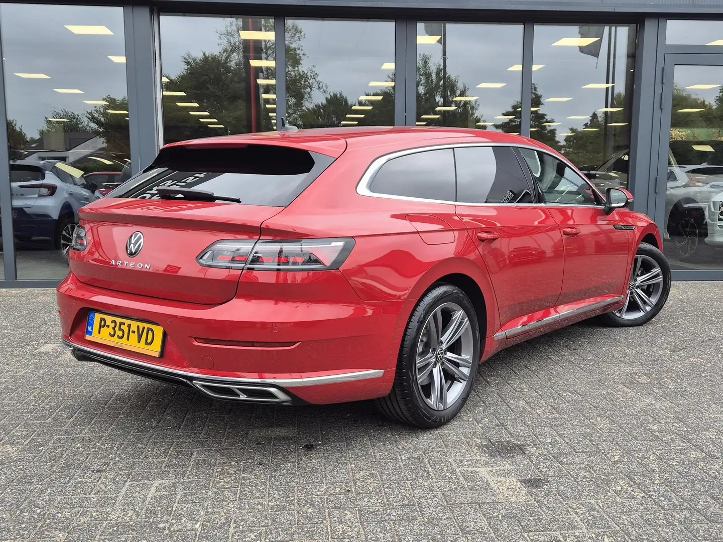 Volkswagen Arteon Shooting Brake 2.0 TSI R-Line Business+ | 1e EIGEN Rood - 2