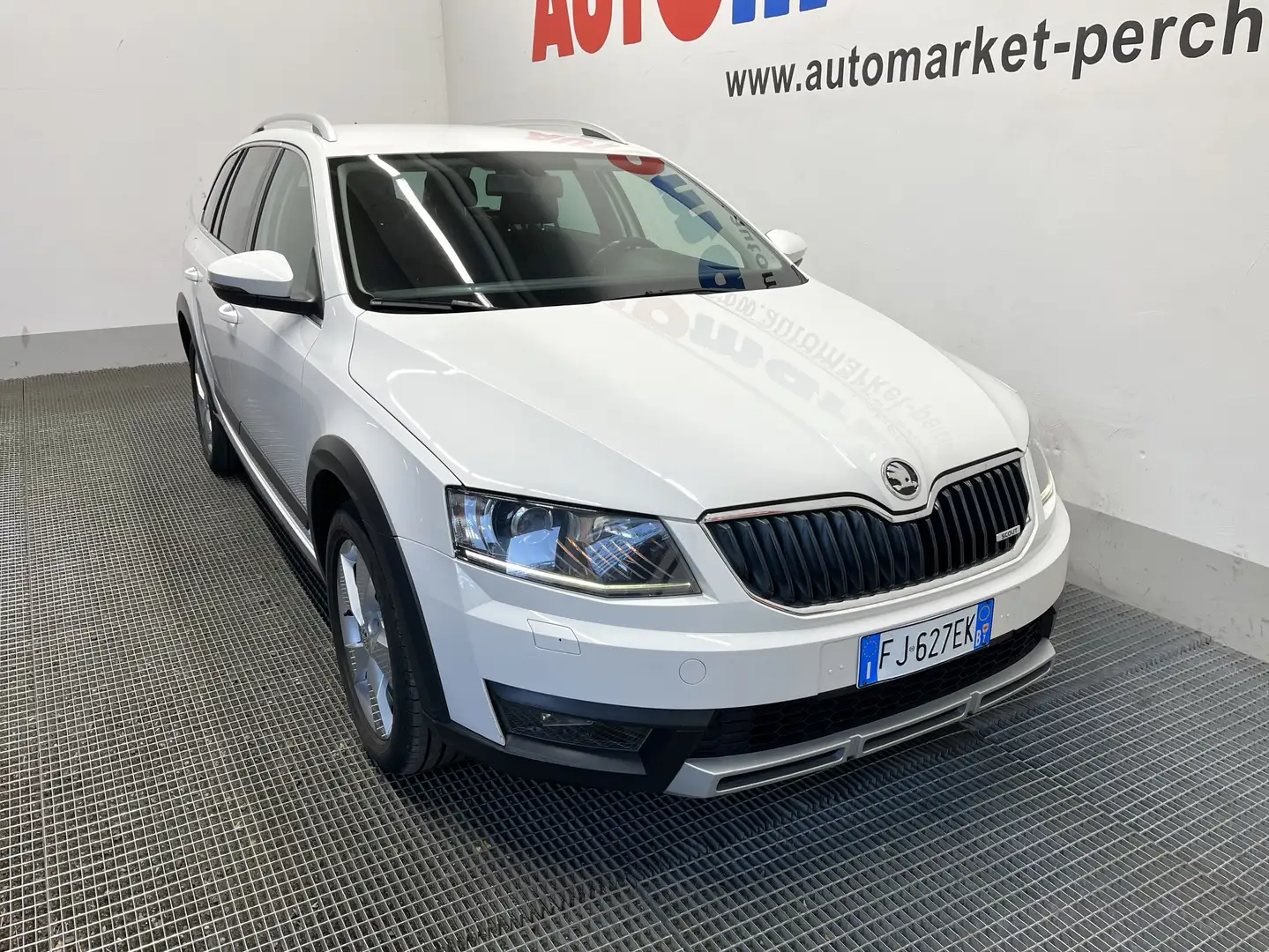 Skoda Octavia Wagon Scout 2.0 TDI 4x4 150cv Bianco - 2