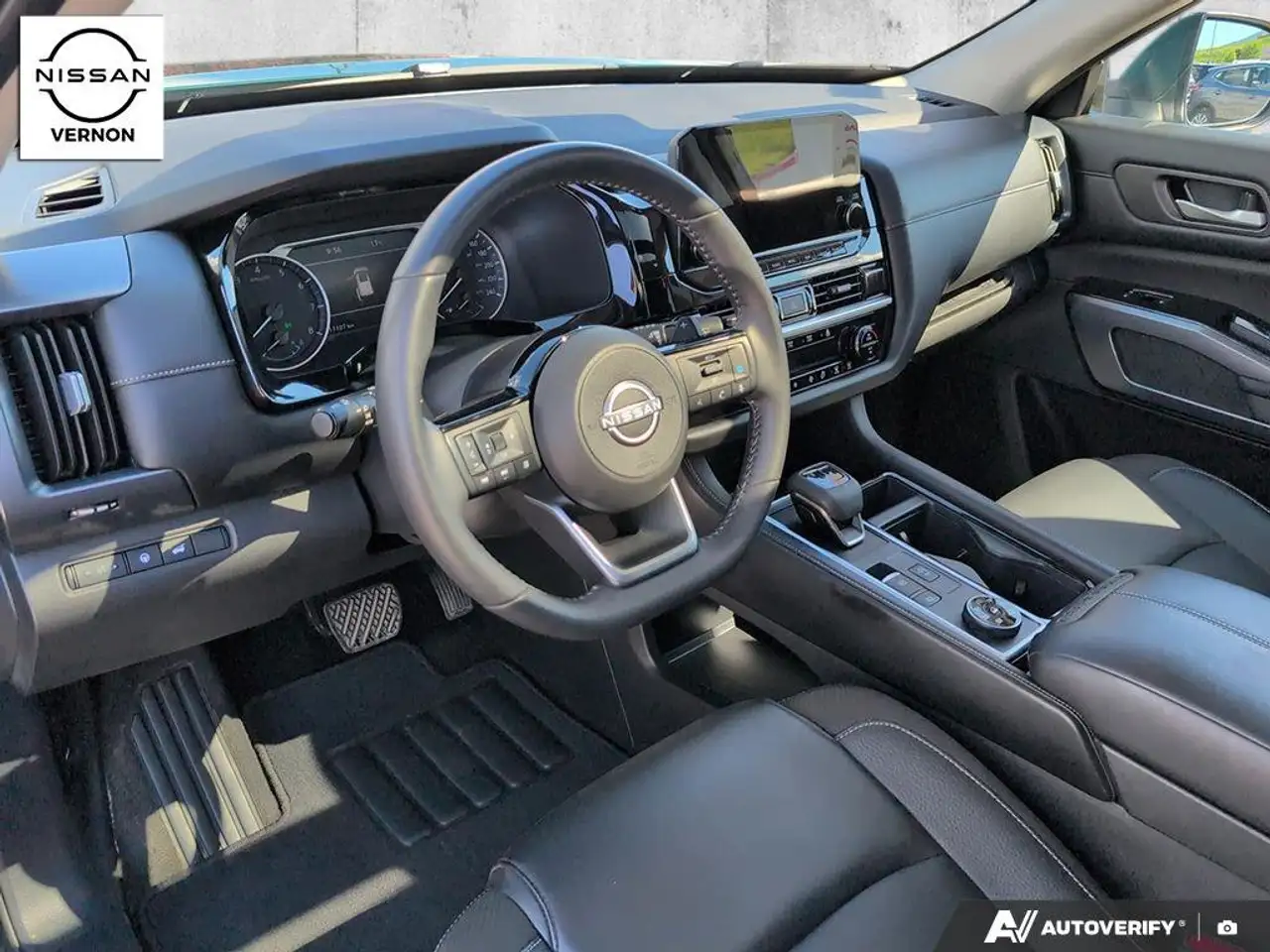 Nissan Pathfinder снимка Nissan Pathfinder