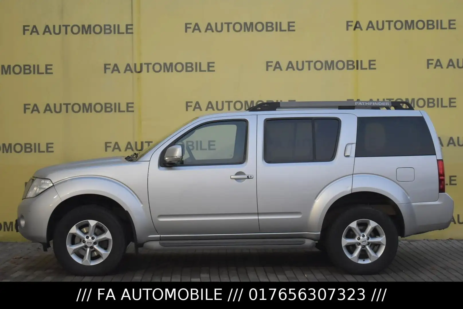 Nissan Pathfinder 2.5 dCi Platinum/7 SITZE/AHK/PDC/NAVI Silber - 2