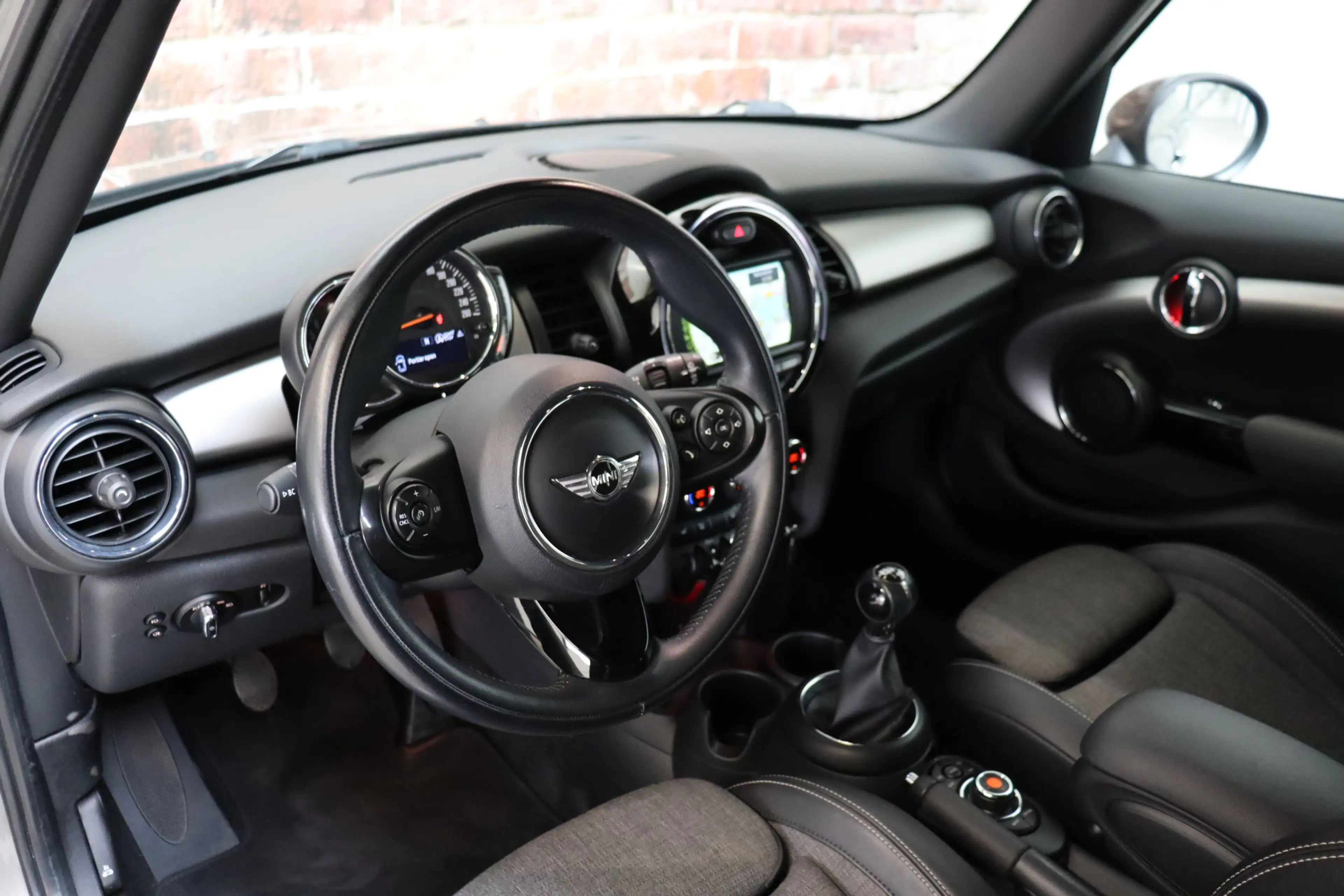 MINI Cooper Hatchback Serious Business 5 deurs / Navigatiesyst — photo 13