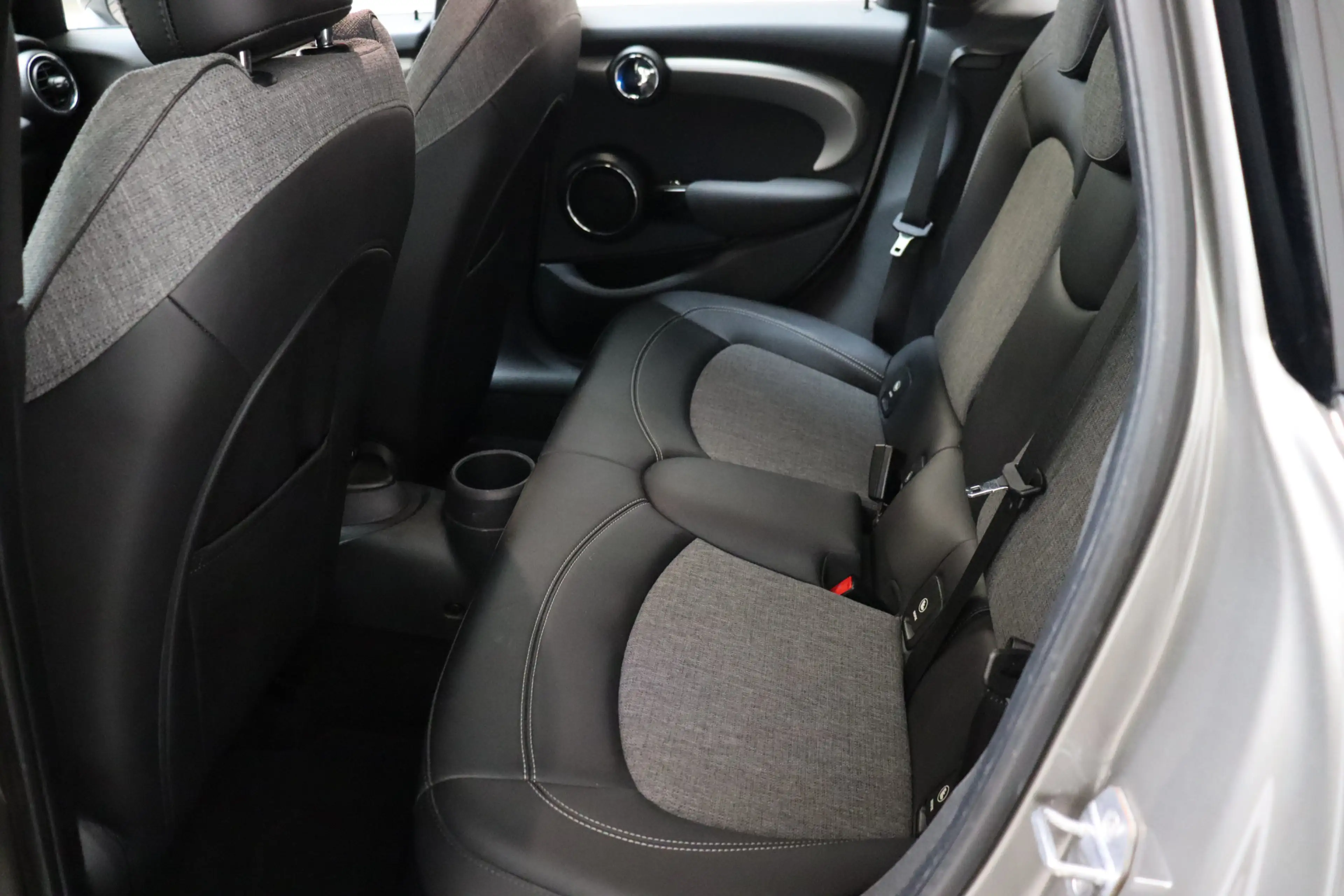 MINI Cooper Hatchback Serious Business 5 deurs / Navigatiesyst — photo 15