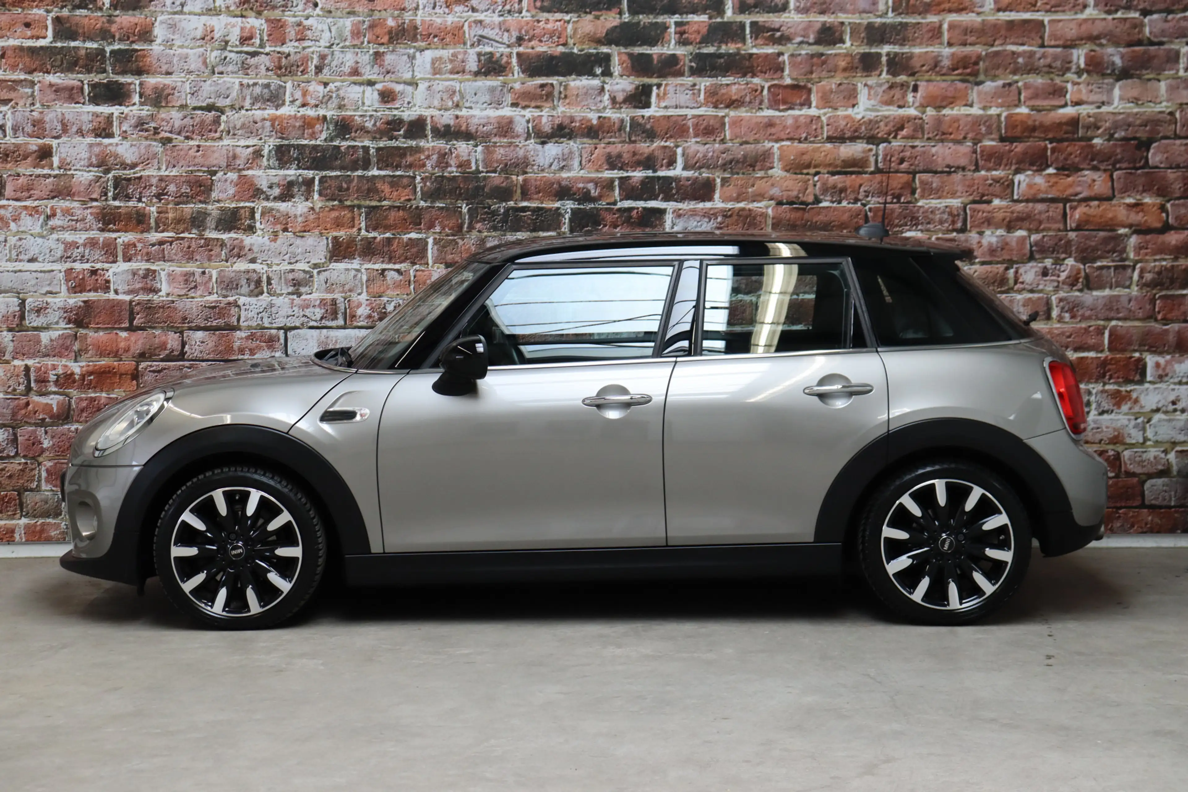 MINI Cooper Hatchback Serious Business 5 deurs / Navigatiesyst — photo 3