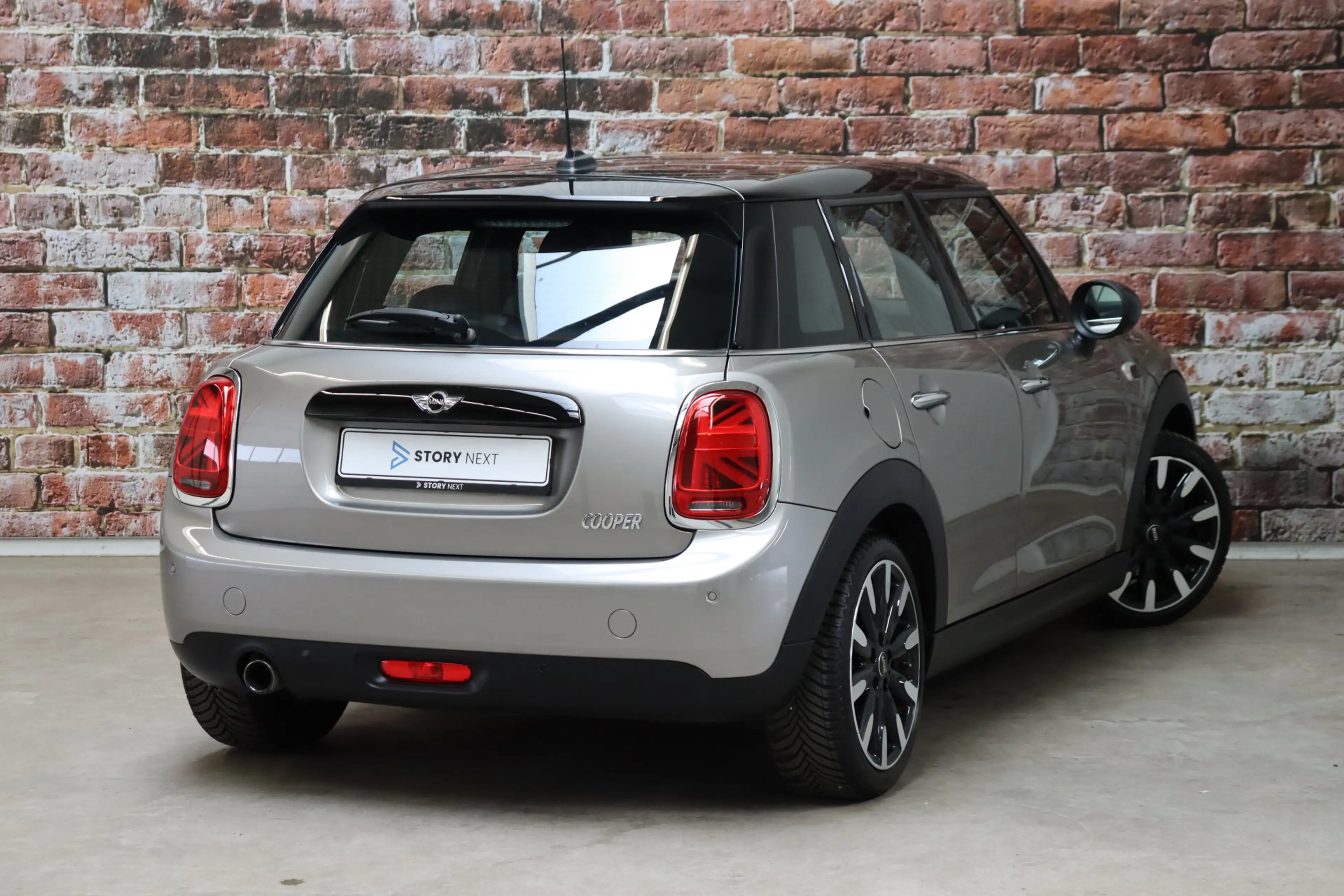 MINI Cooper Hatchback Serious Business 5 deurs / Navigatiesyst — photo 4