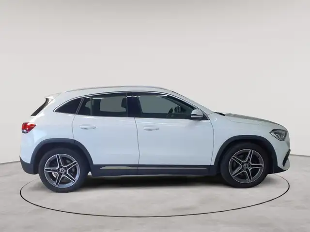 Mercedes-Benz Gla view 3