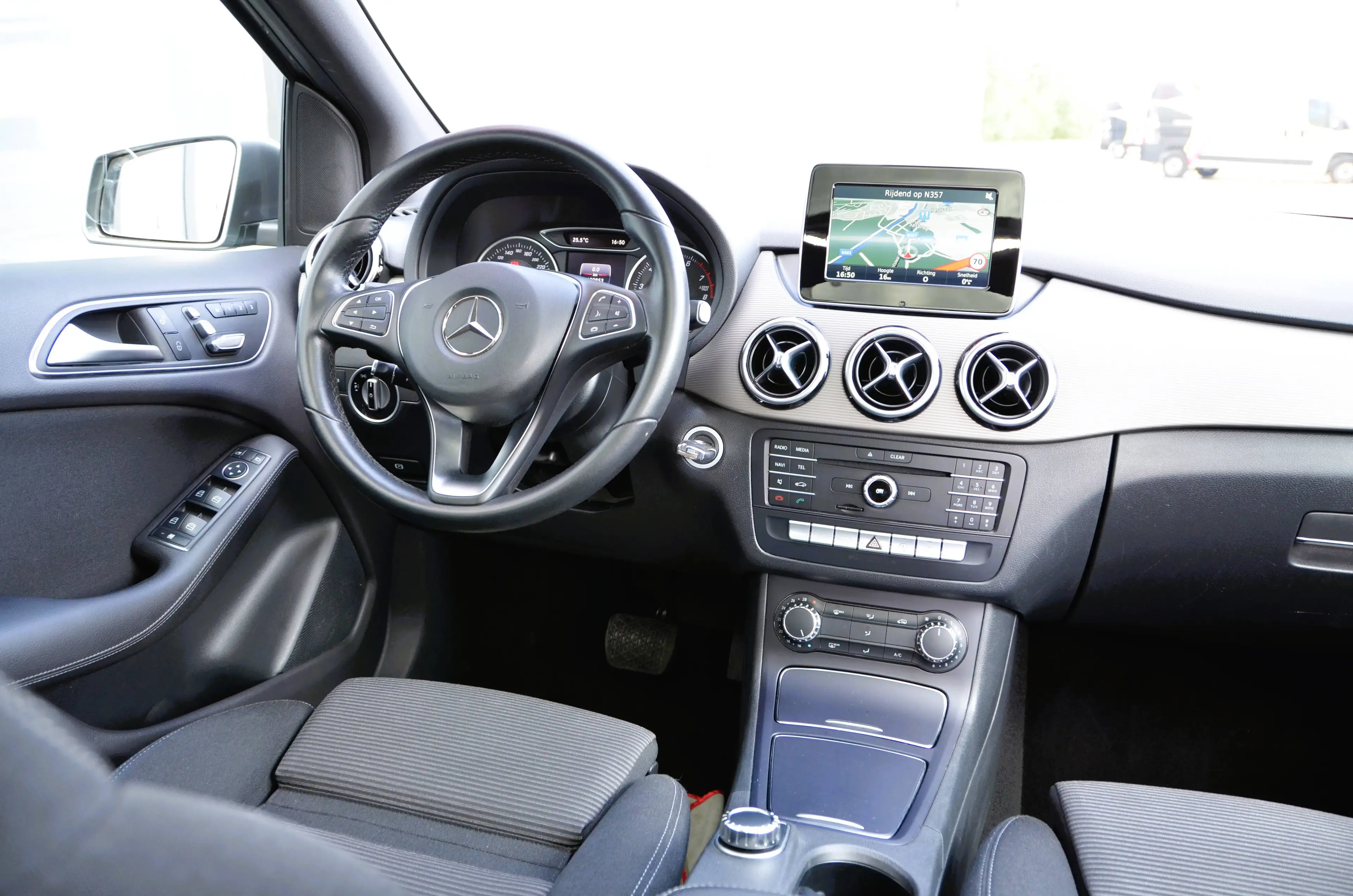 Mercedes-Benz B 220 4-Matic * GPS * PANO * STEPTRONIC * SPORT * LED * TREKHAAK * PDC * — photo 15