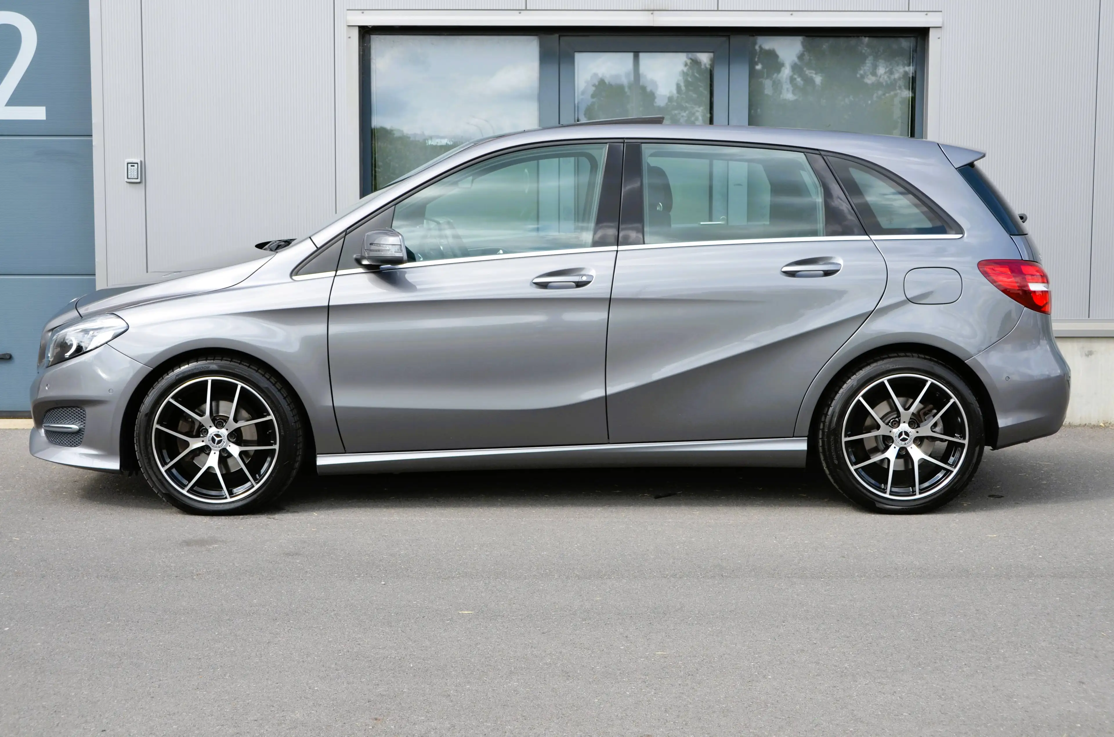 Mercedes-Benz B 220 4-Matic * GPS * PANO * STEPTRONIC * SPORT * LED * TREKHAAK * PDC * — photo 2