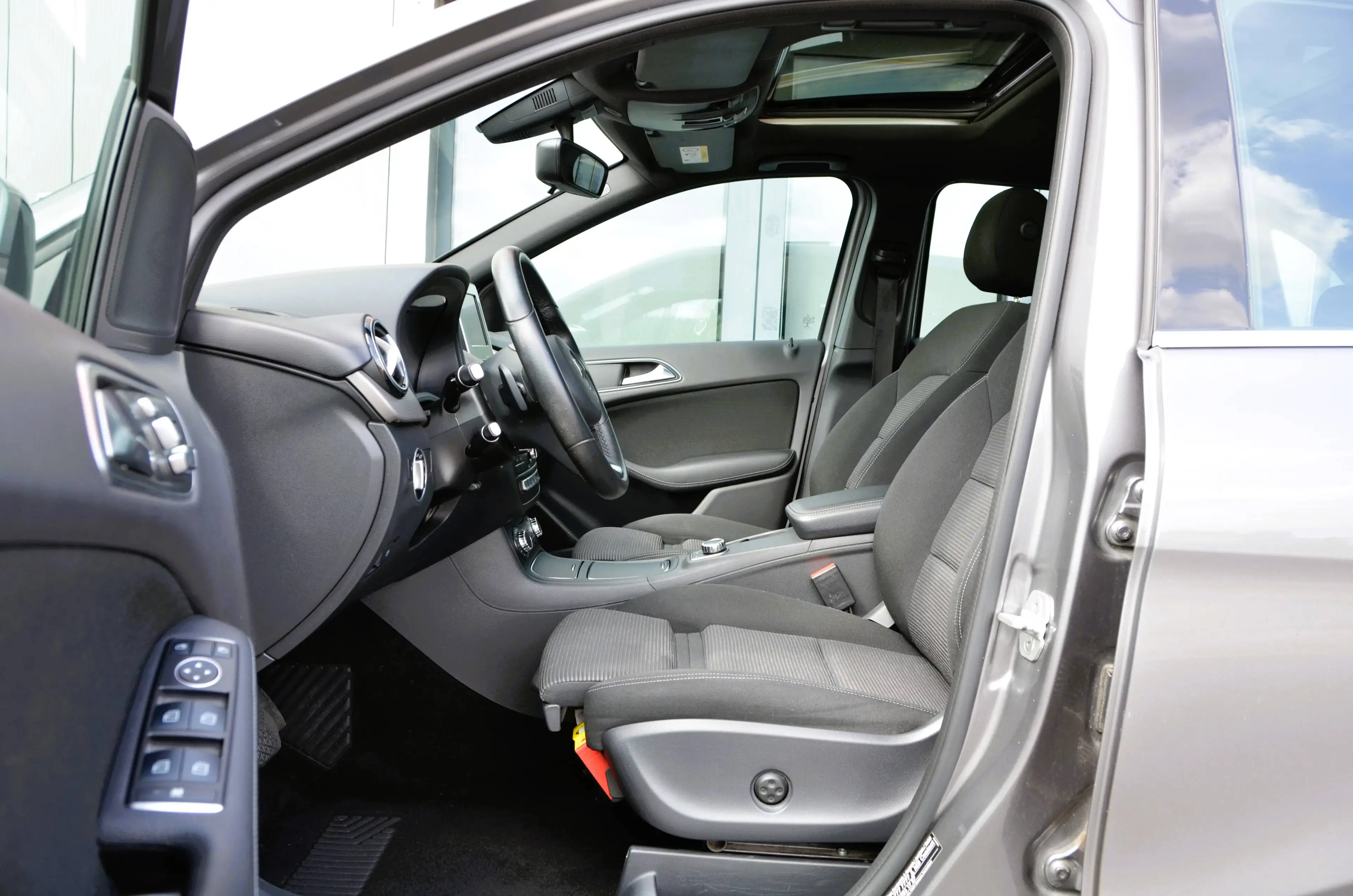 Mercedes-Benz B 220 4-Matic * GPS * PANO * STEPTRONIC * SPORT * LED * TREKHAAK * PDC * — photo 4