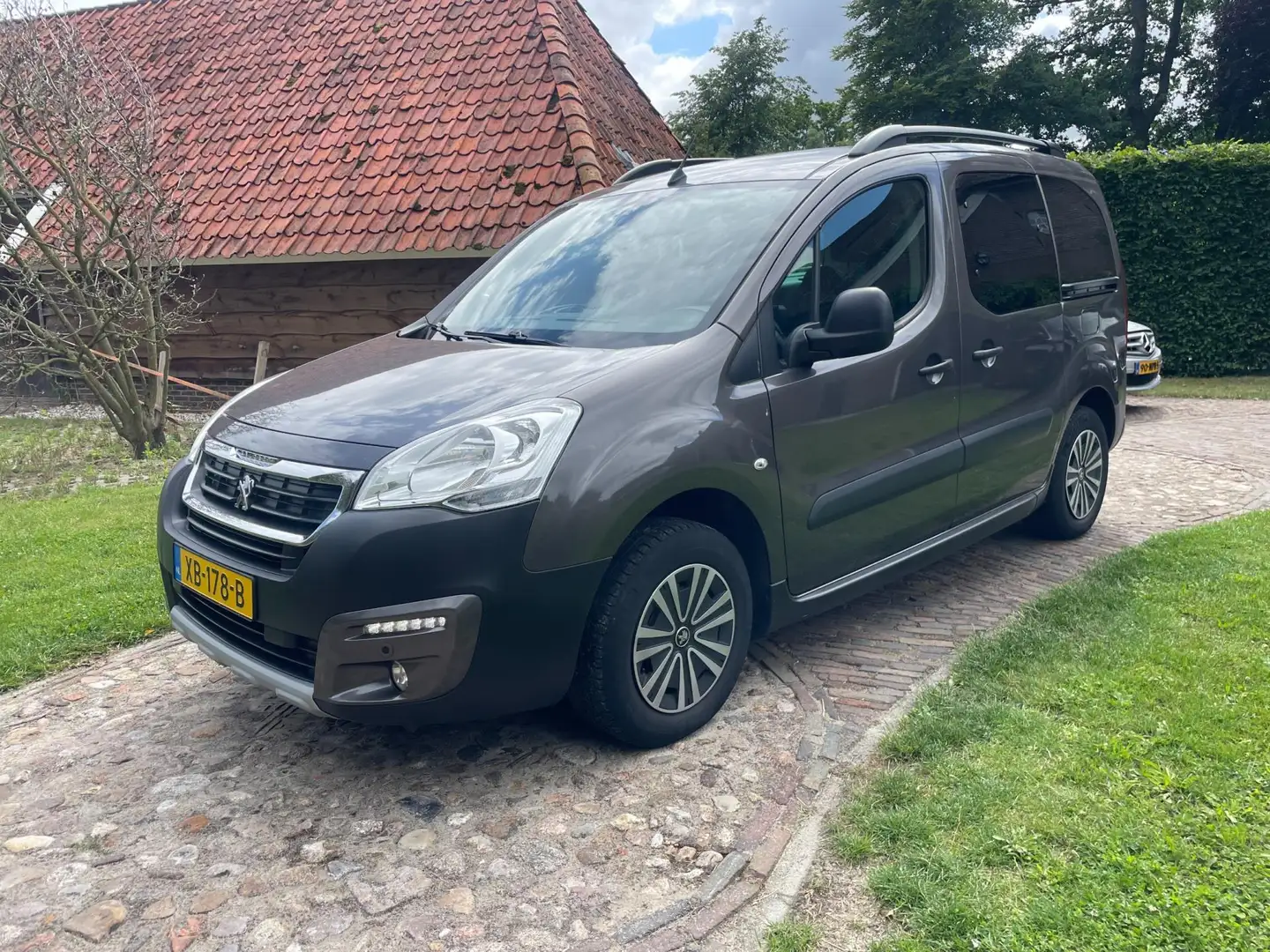 Peugeot Partner Tepee 1.2 PureTech Allure-Navi-Camera-PDC-Trekhaak Grijs - 1