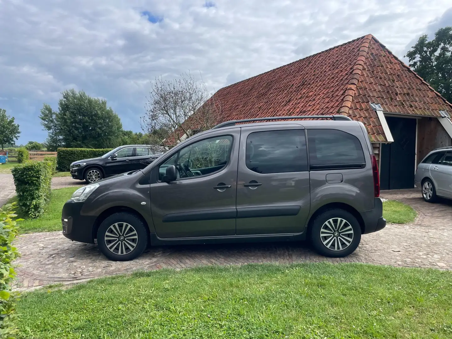 Peugeot Partner Tepee 1.2 PureTech Allure-Navi-Camera-PDC-Trekhaak Grijs - 2