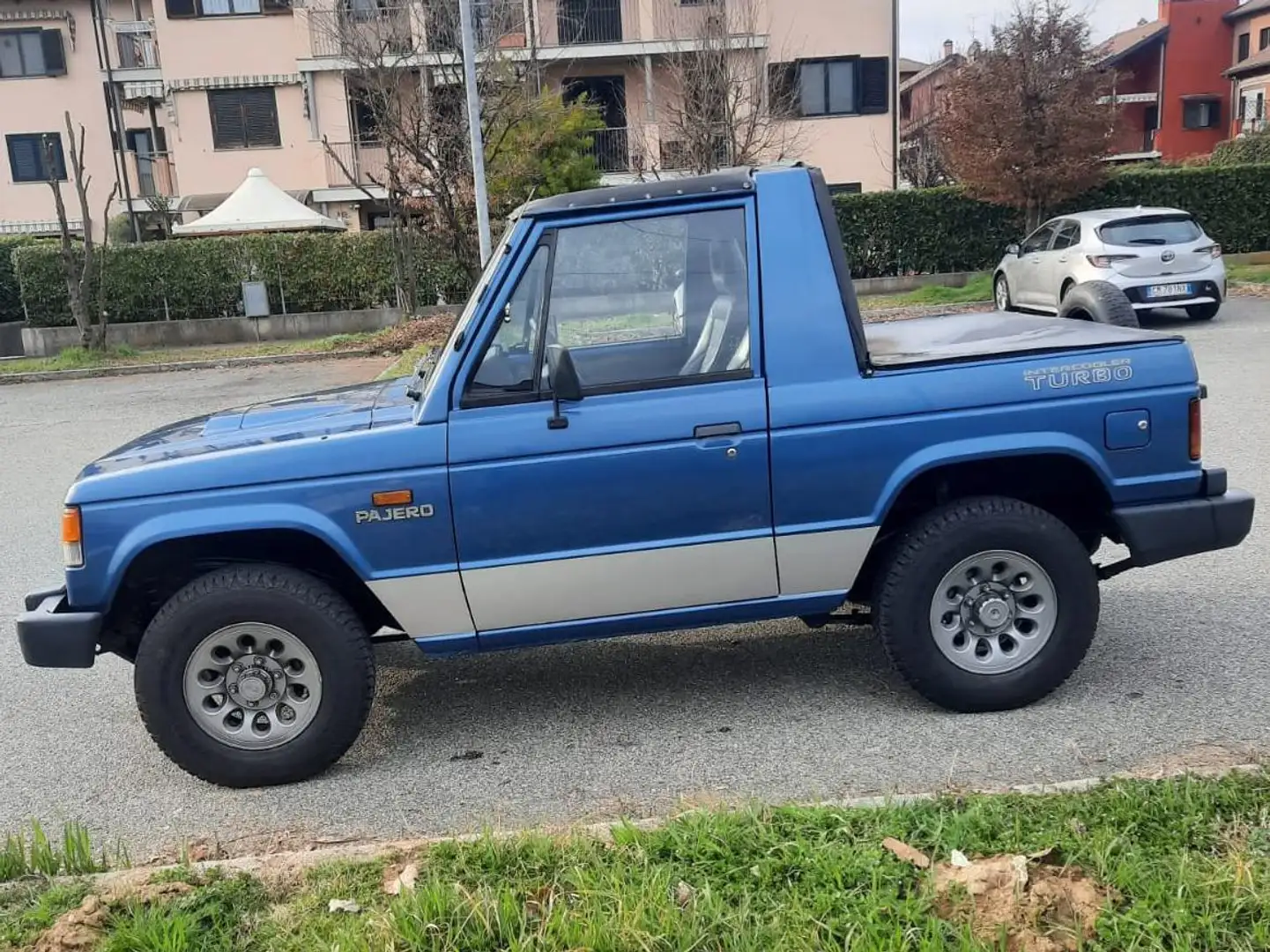 Mitsubishi Pajero Pajero Metal Top 2.5 td my88 Синій - 2