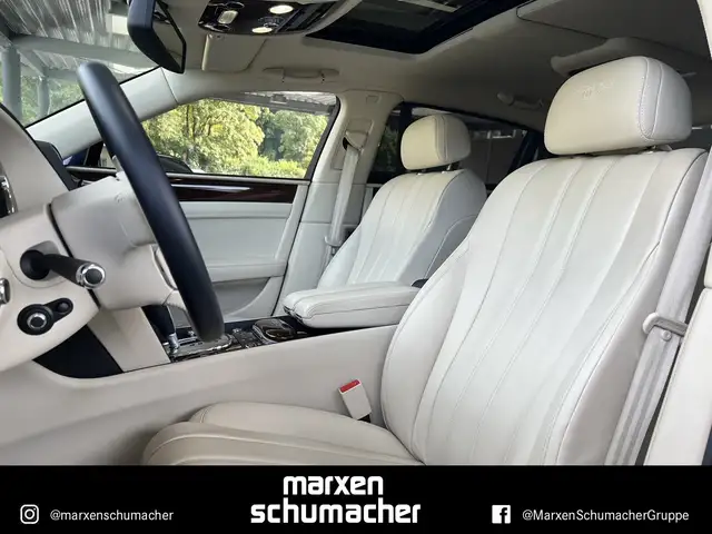 Bentley Flying Spur view 9
