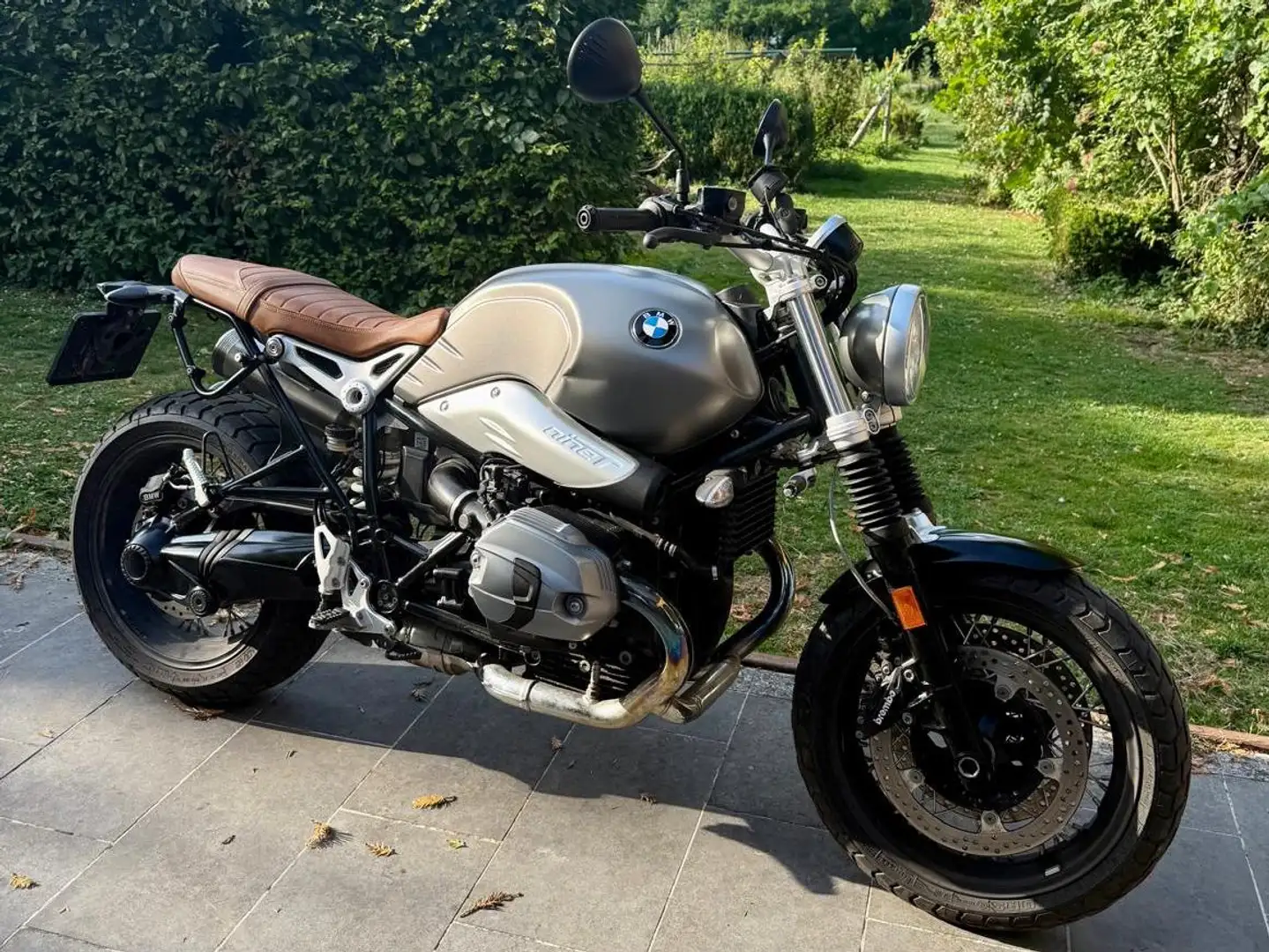 BMW R nineT Scrambler Stříbrná - 1