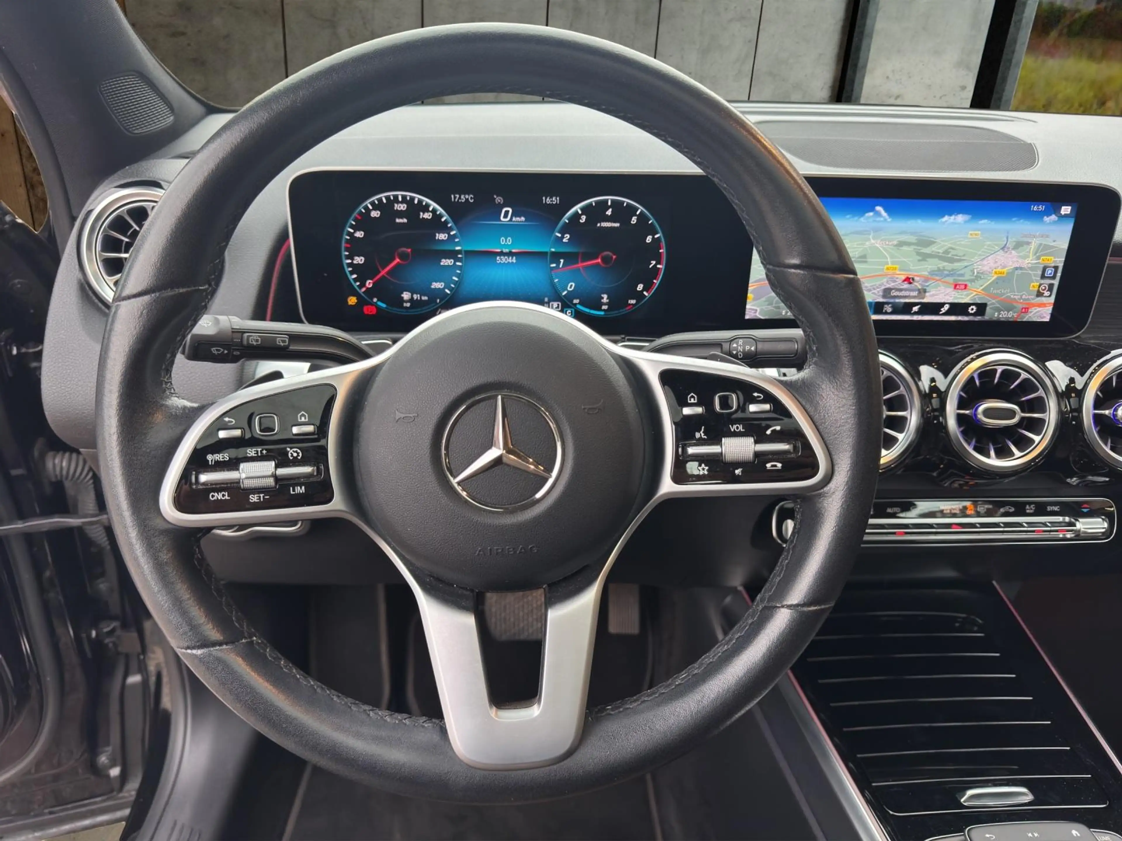 Mercedes-Benz GLB 200 Premium — photo 11