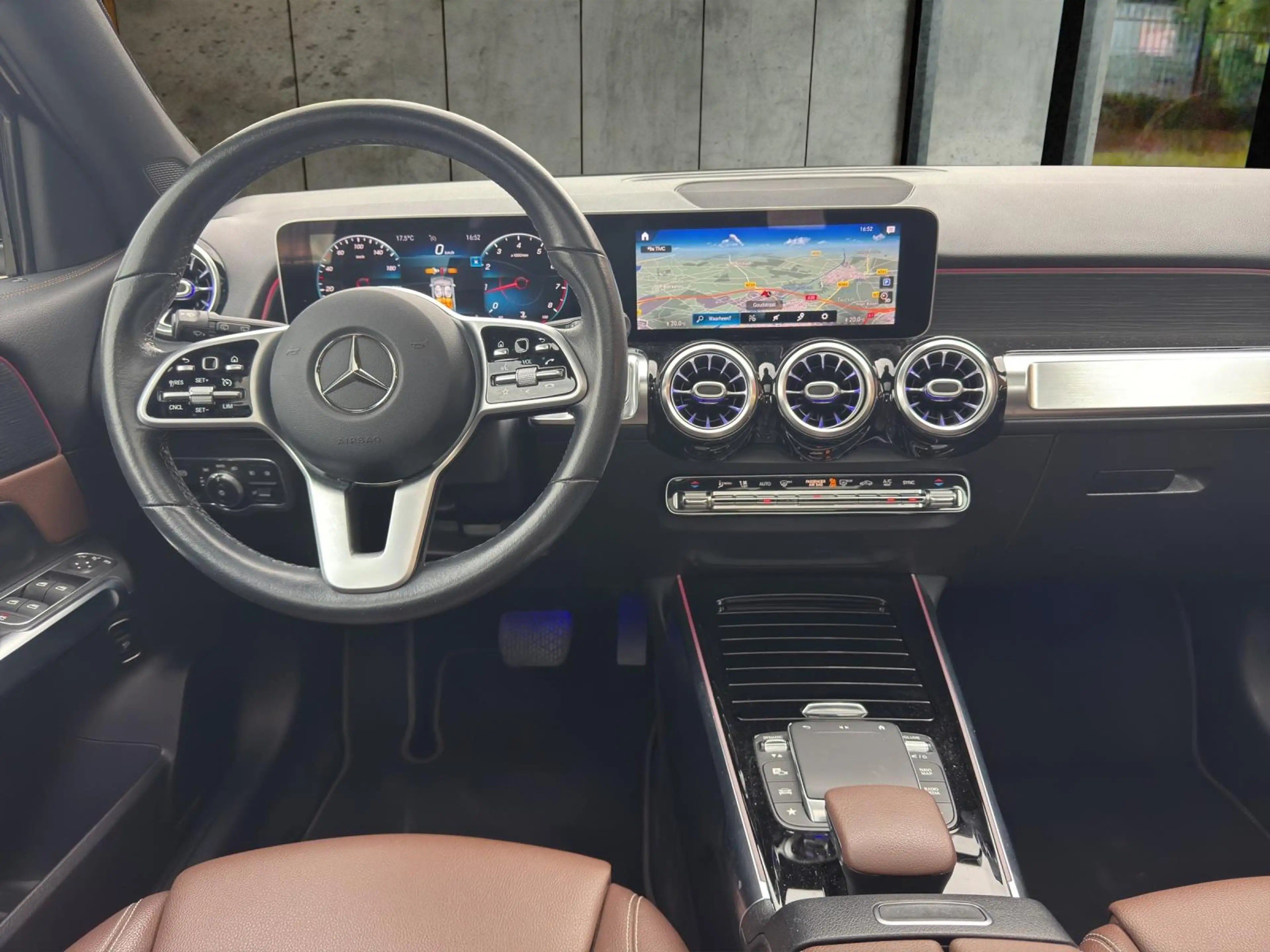 Mercedes-Benz GLB 200 Premium — photo 15