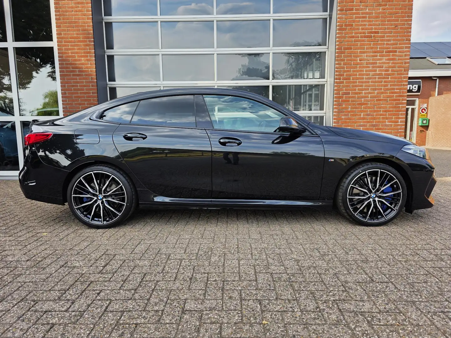 BMW 235 2-serie Gran Coupé M235i xDrive Zwart - 2
