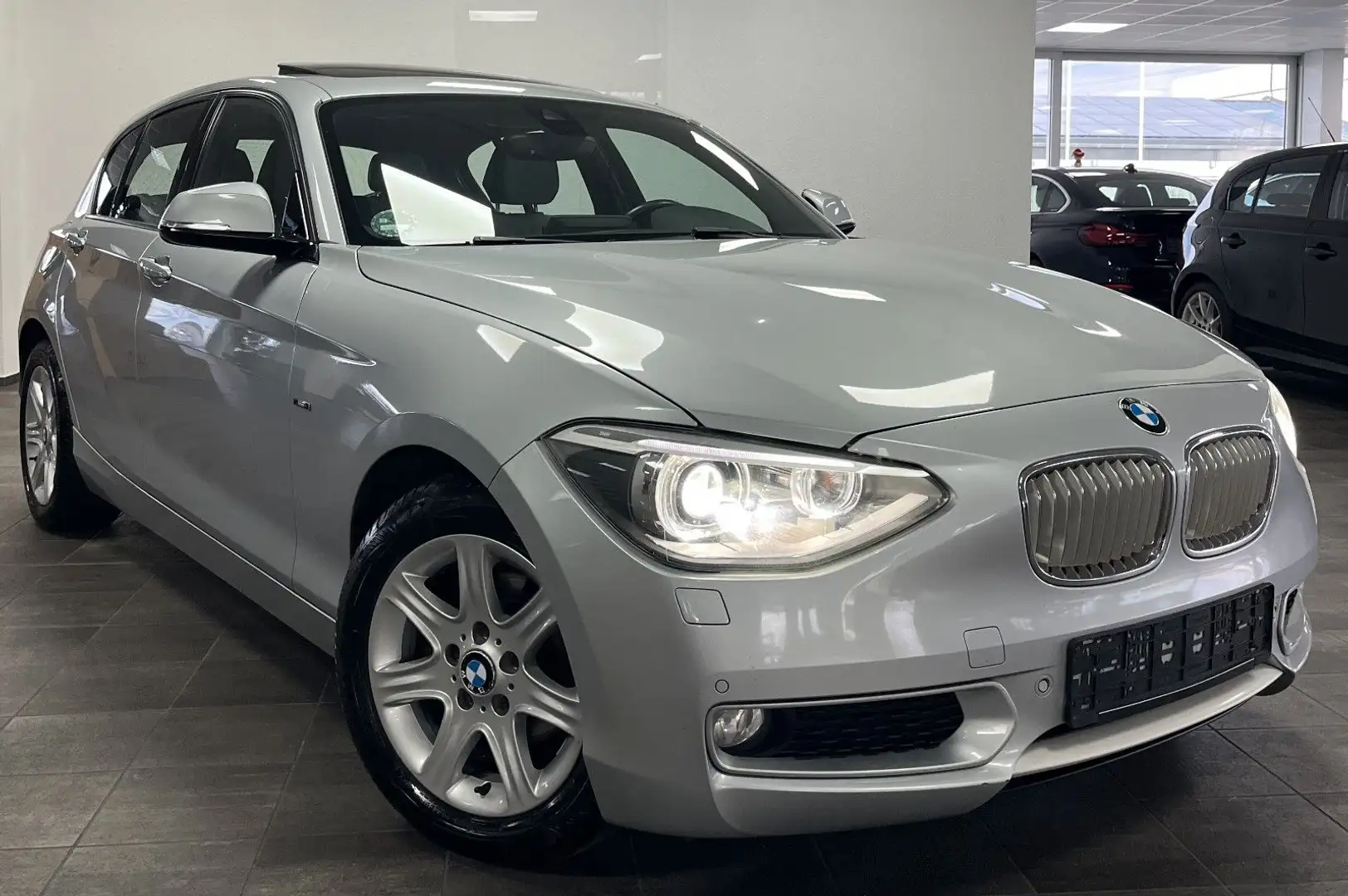 BMW 116 d AUTOMATIK XENON PDC NAVI SCHIEBEDACH 2.HD - 1