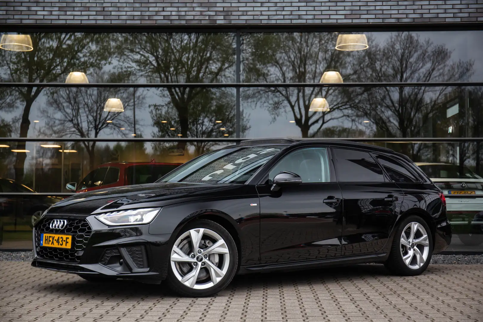 Audi A4 Avant 40 TFSI S edition Pano dak, Adap. cruise, Ma Zwart - 2
