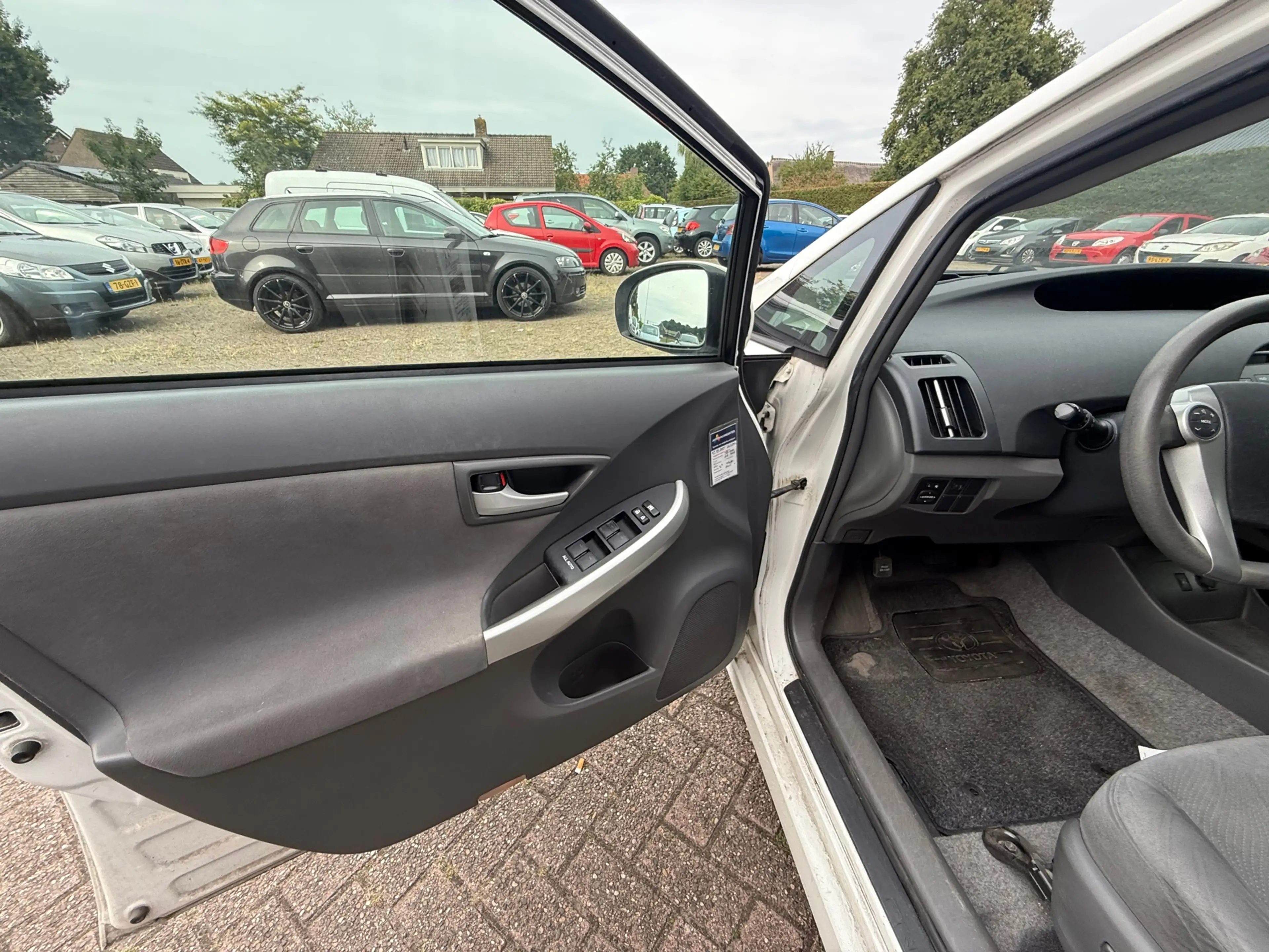 Toyota Prius 1.8 Comfort — photo 8