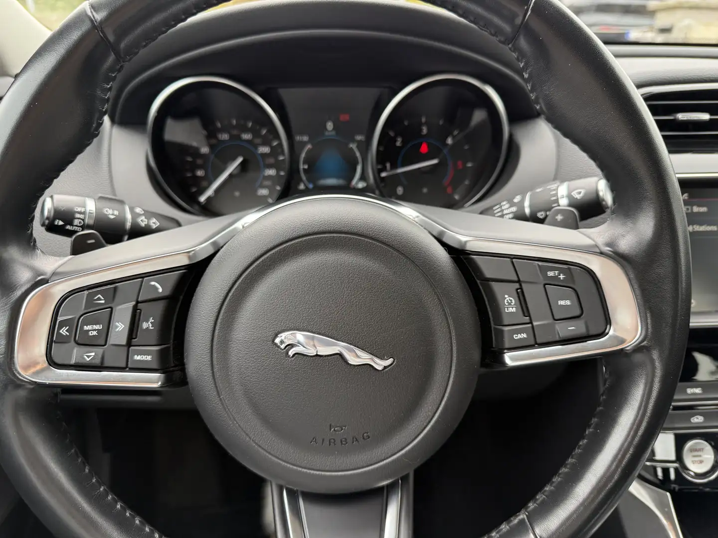 Jaguar XE XE 20d AWD Aut. Portfolio NIEUWSTAAT Zwart - 2