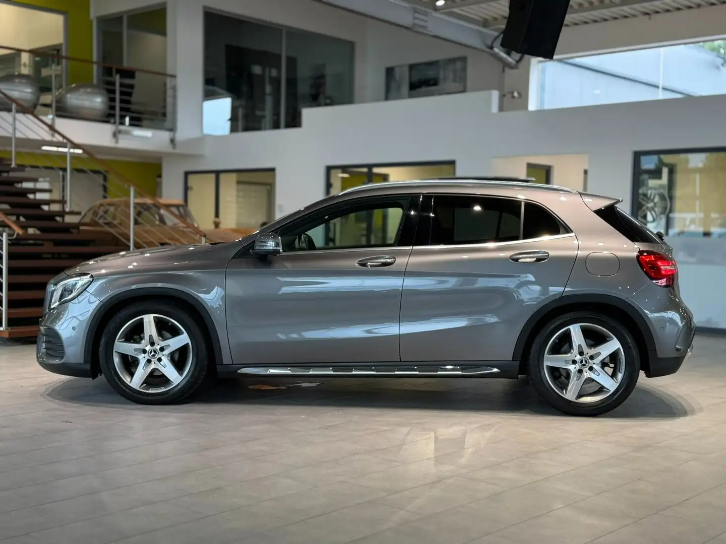Mercedes-Benz GLA 200 AMG-Line*Pano*RFK*SHZ*Business* Grey - 2