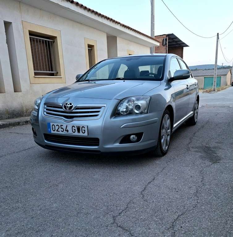 Toyota Avensis 2.2D-4D Executive - foto 1