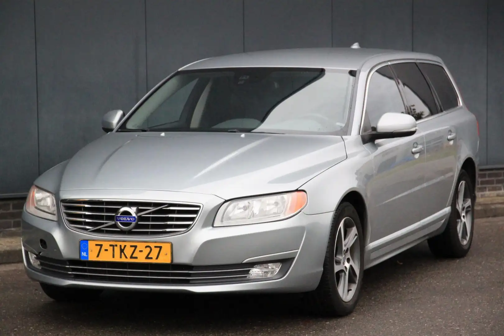 Volvo V70 2.0 D4 Nordic+ Leer/Stoelverwarming/Navigatie/Park Grigio - 2