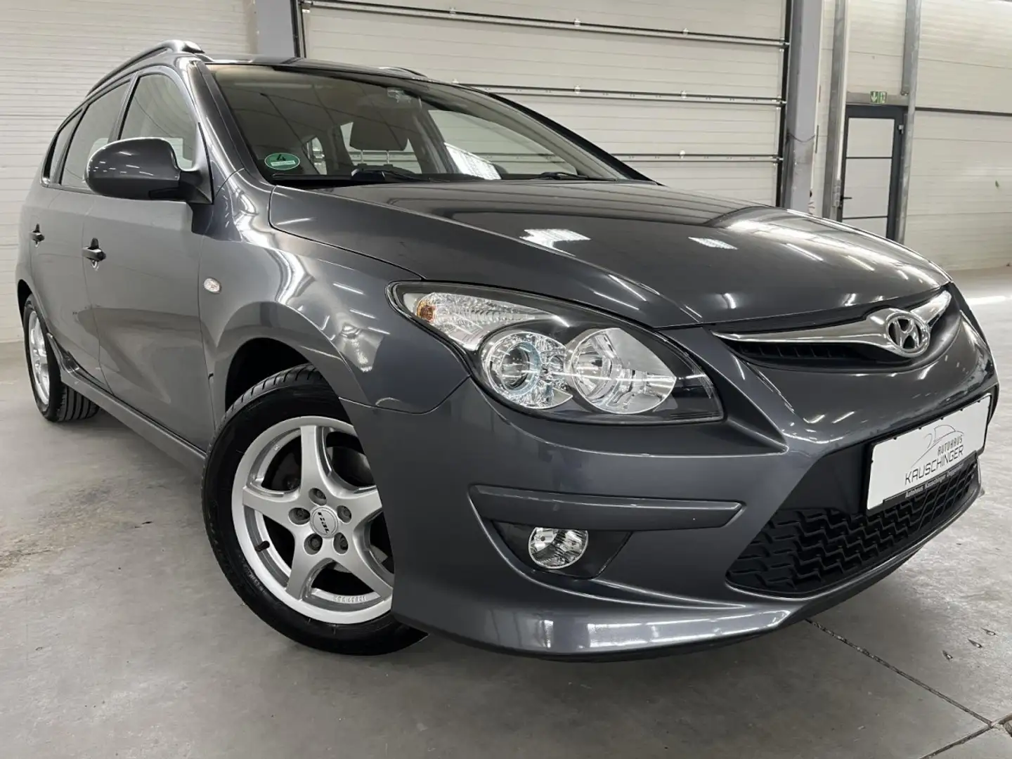 Hyundai i30 CW 1.6 16V AUTOMATIK KLIMA SHZ ALU TÜV/06.2026 Gris - 2