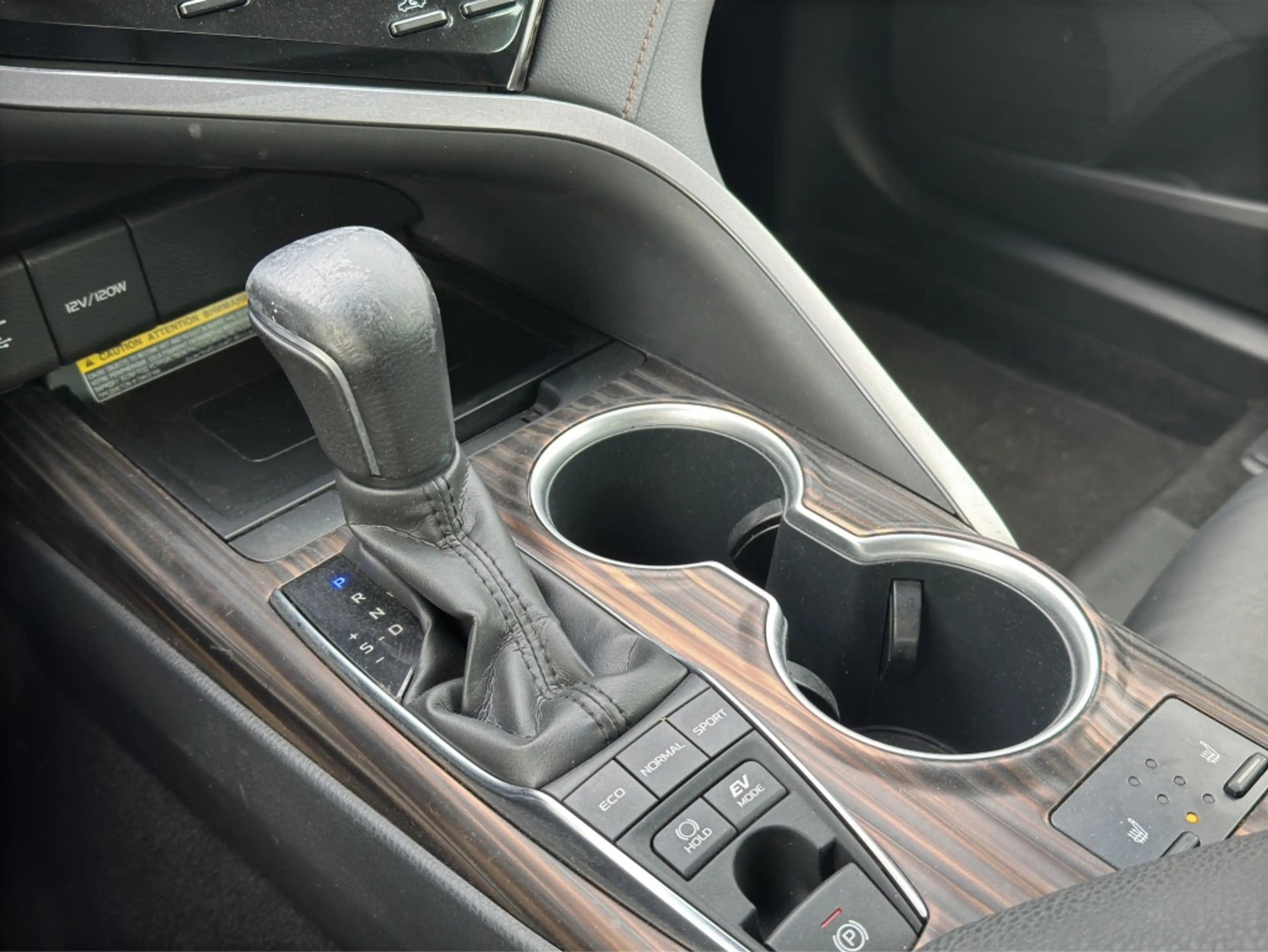 Toyota Camry 2.5 Hybrid Premium — photo 14