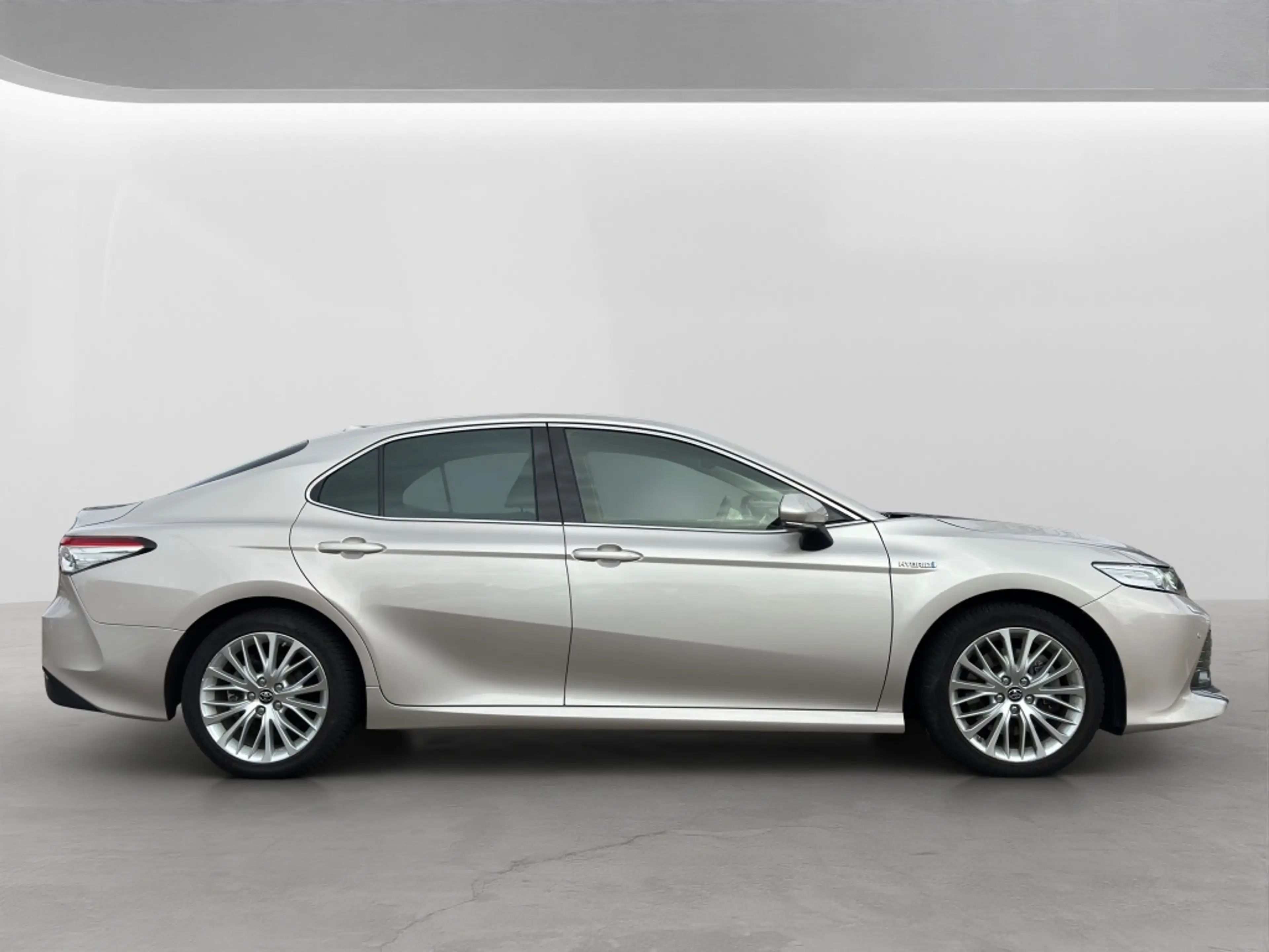 Toyota Camry 2.5 Hybrid Premium — photo 7