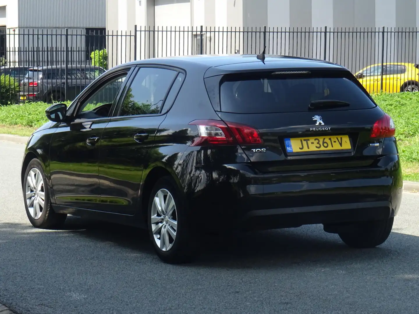 Peugeot 308 1.2 PureTech Blue Lease Executive NAP/PANO/NAVI Schwarz - 2