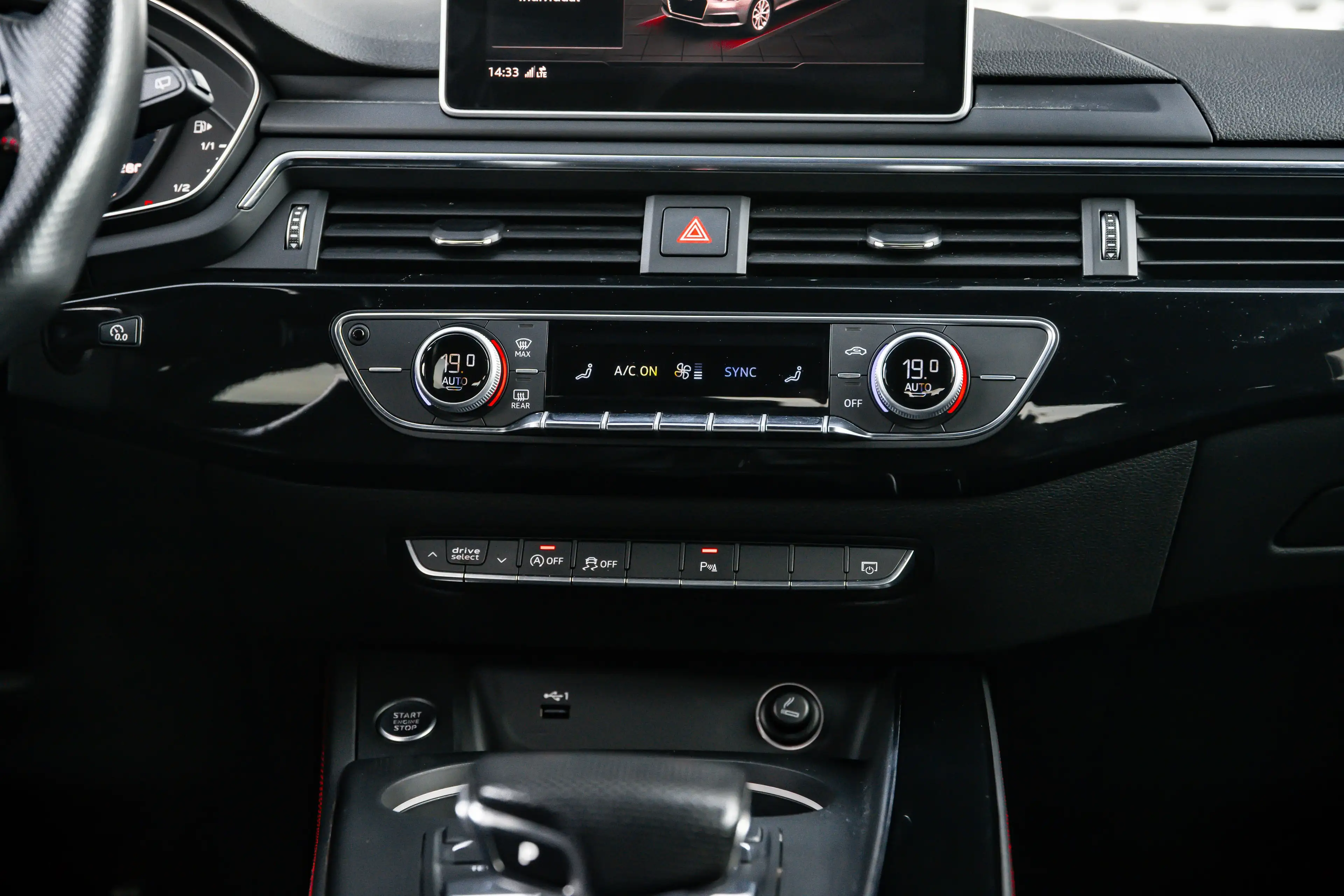 Audi A4 Avant 2.0 TFSI MHEV Sport S line black edition | T — photo 22