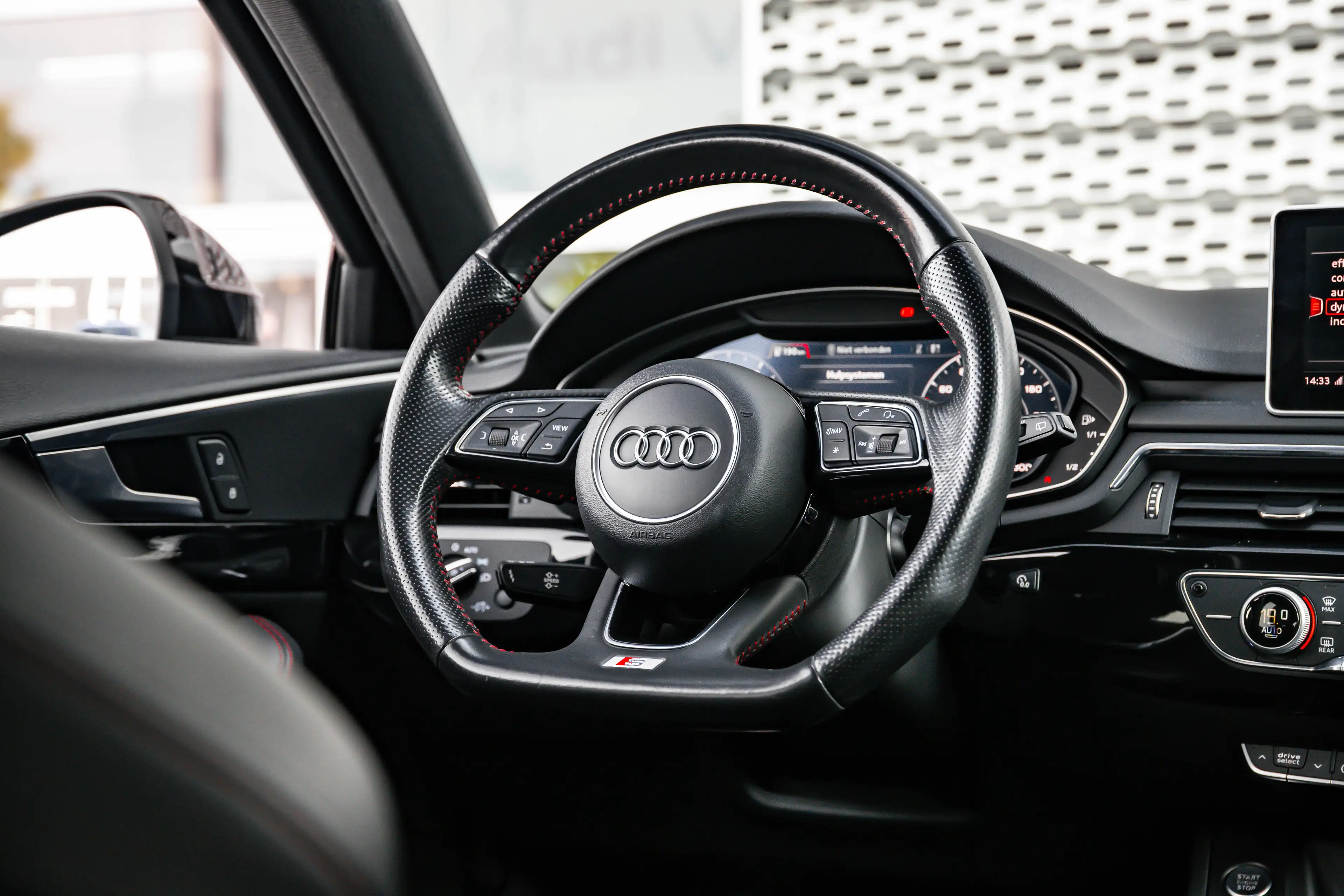 Audi A4 Avant 2.0 TFSI MHEV Sport S line black edition | T — photo 11