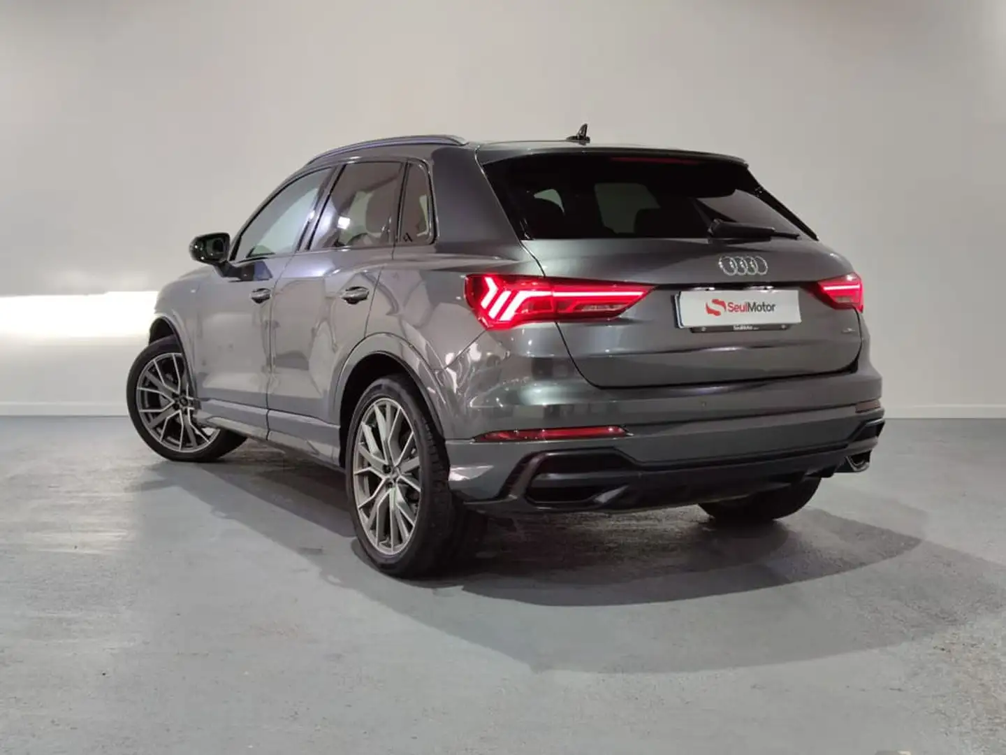 Audi Q3 45 TFSI Black line quattro S tronic Gris - 2