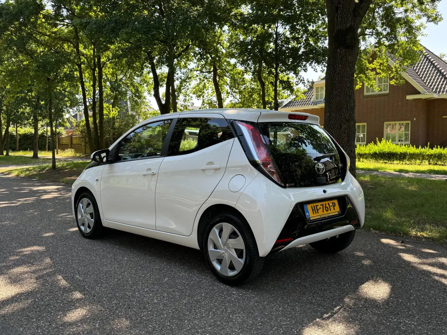 Toyota Aygo 1.0 VVT-i x-play Airco Cruise Camera 2E Eig 85DKM Wit - 2