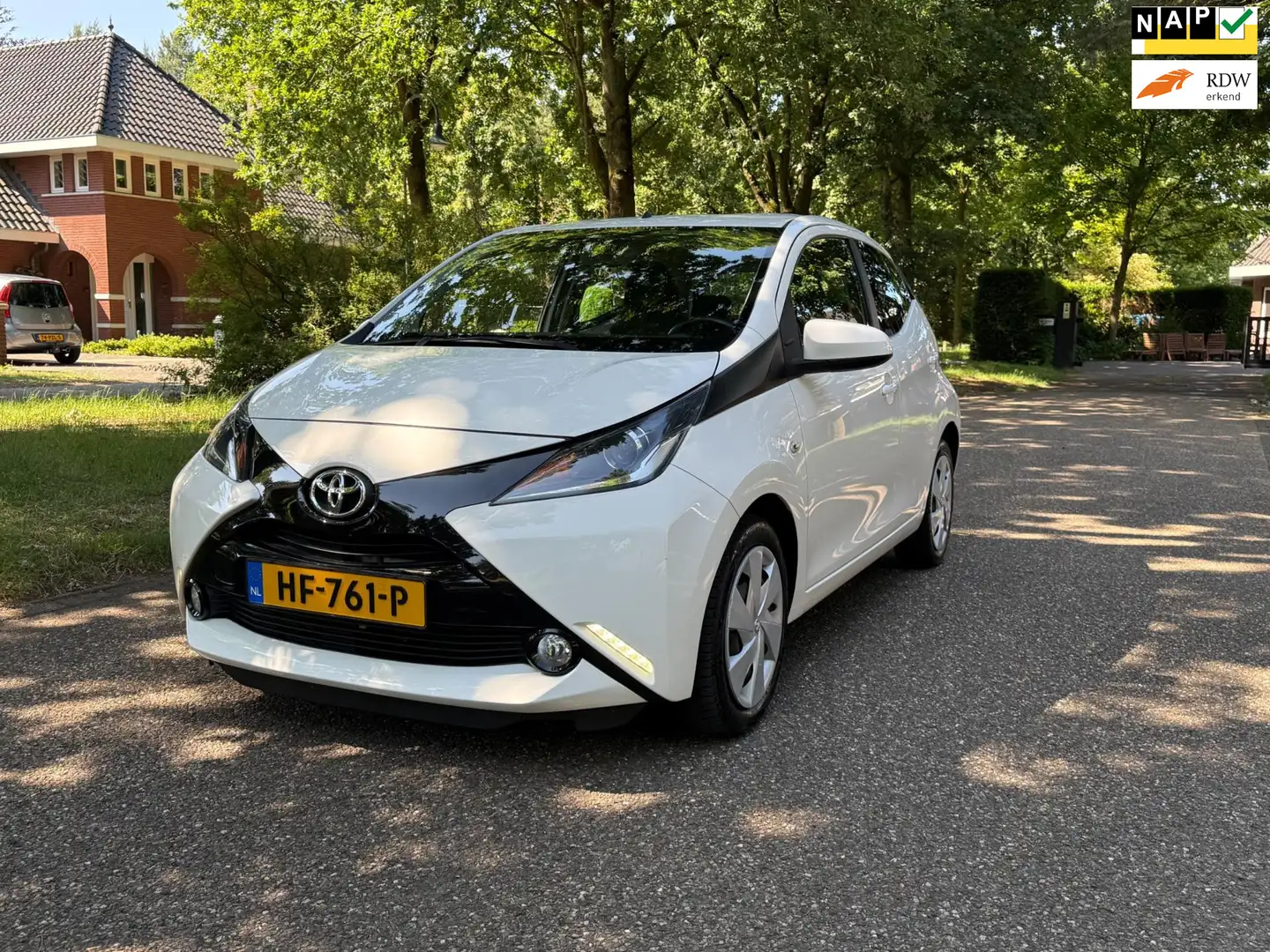 Toyota Aygo 1.0 VVT-i x-play Airco Cruise Camera 2E Eig 85DKM Wit - 1