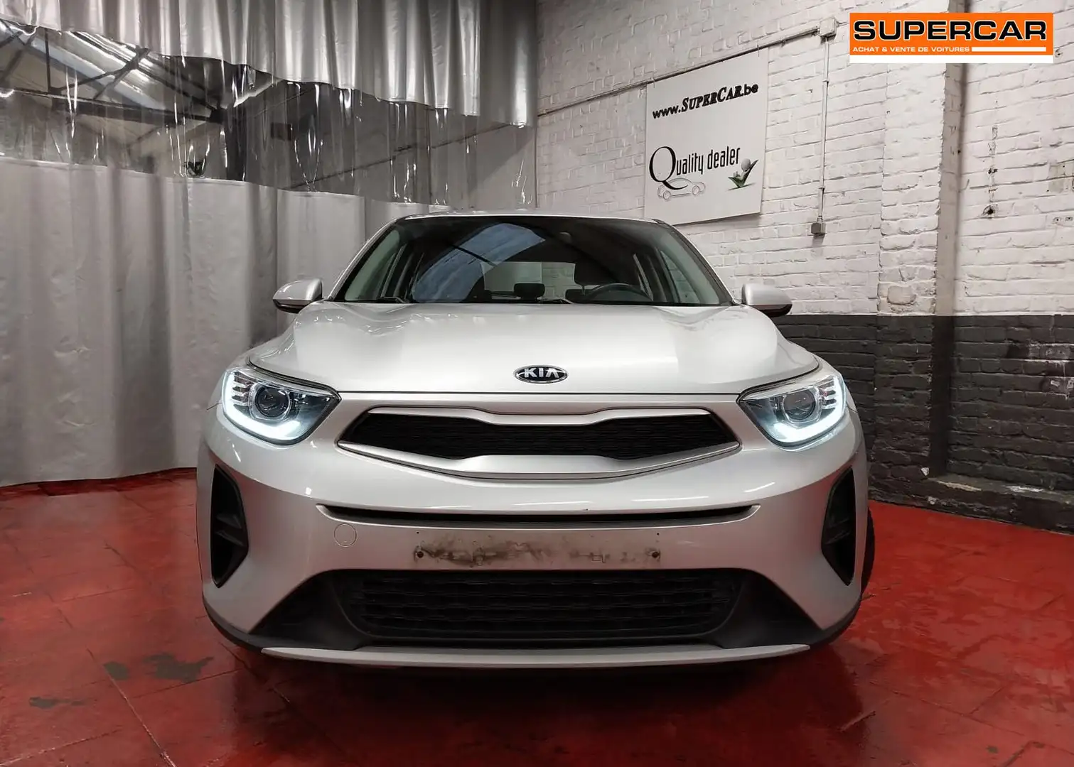 Kia Stonic 1.2i*CarPlay*Camera*GPS* 282 € PAR MOIS Argent - 2