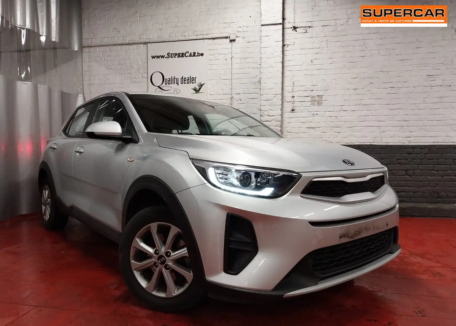 Kia Stonic 1.2i*CarPlay*Camera*GPS* 282 € PAR MOIS Argent - 1