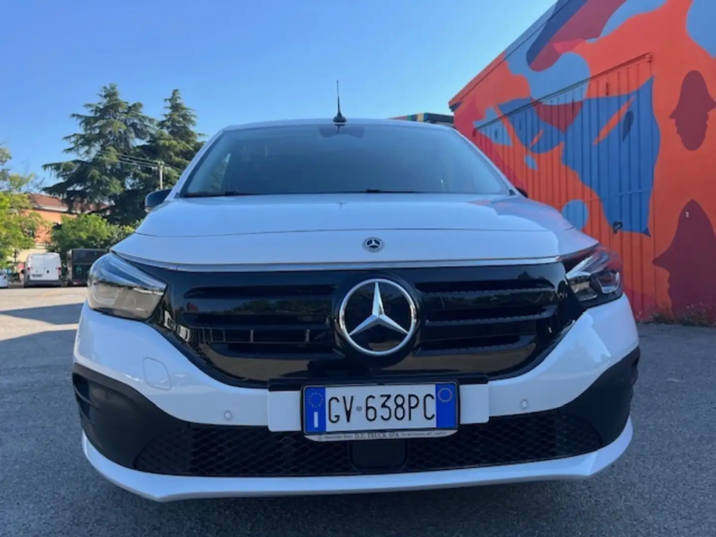 Mercedes-Benz EQT EQT Long 200 Білий - 1