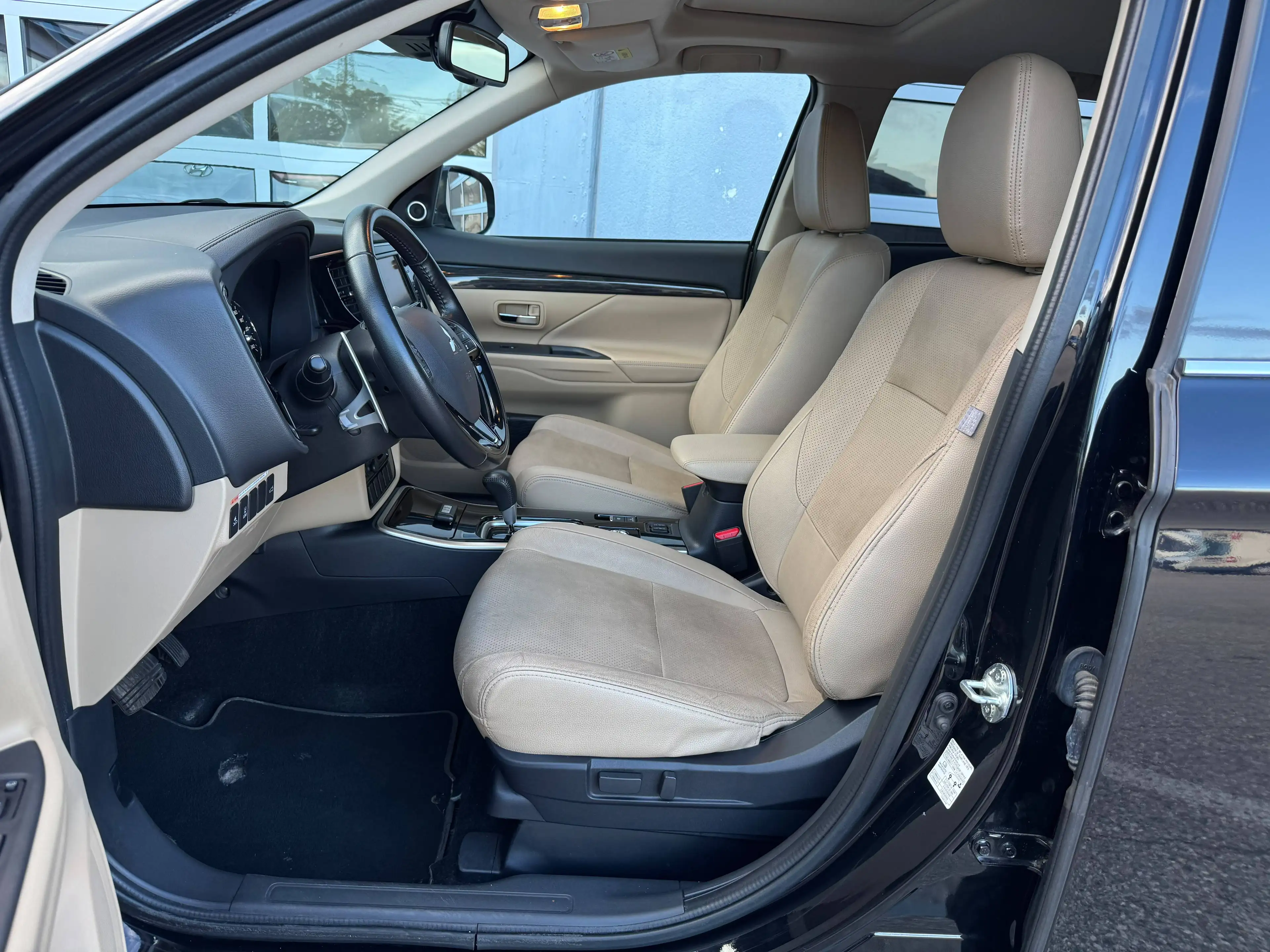 Mitsubishi Outlander Plus Aut. 4WD 7Sitzer 12.Monate Garantie. — photo 7