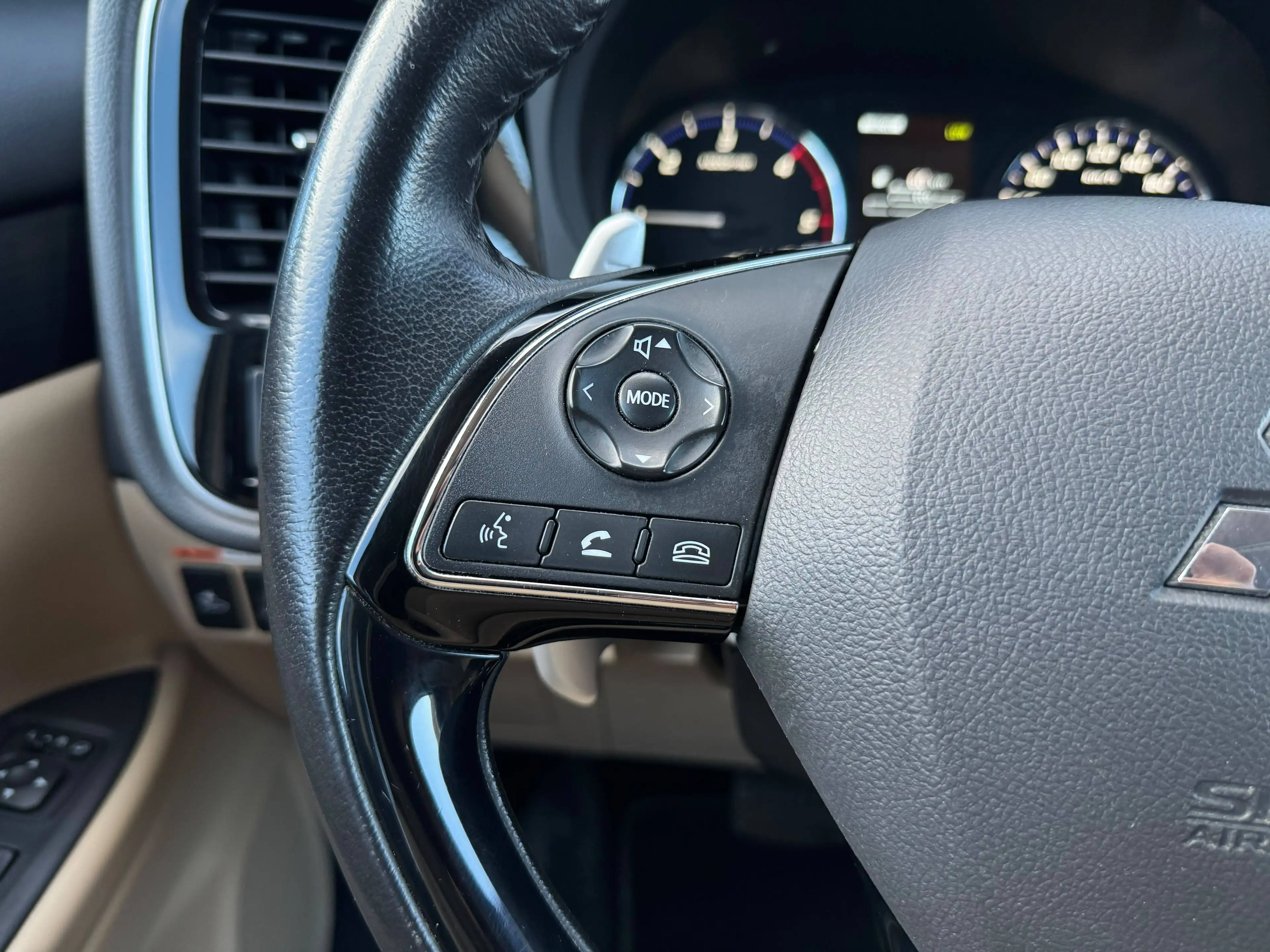 Mitsubishi Outlander Plus Aut. 4WD 7Sitzer 12.Monate Garantie. — photo 12